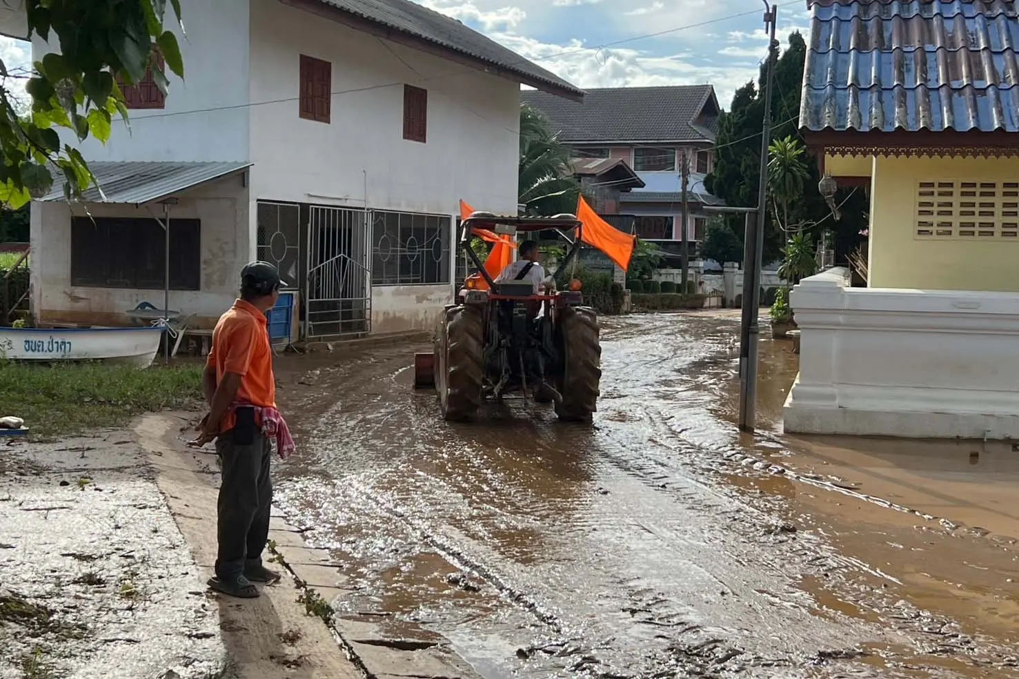 สส.พรรคประชาชน ลงพื้นที่ช่วยเหลือผู้ประสบภัยน้ำท่วมน่าน เร่งล้างโคลนเปิดเส้นทางสัญจร พร้อมแจ้งเตือนประชาชนอำเภอเวียงสารับมือมวลน้ำหลาก