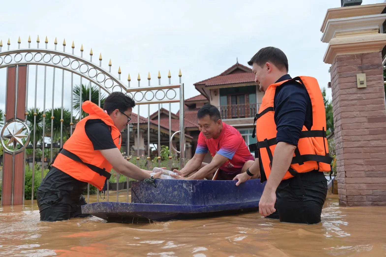 สส.พรรคประชาชน ลงพื้นที่ช่วยเหลือผู้ประสบภัยน้ำท่วมน่าน เร่งล้างโคลนเปิดเส้นทางสัญจร พร้อมแจ้งเตือนประชาชนอำเภอเวียงสารับมือมวลน้ำหลาก