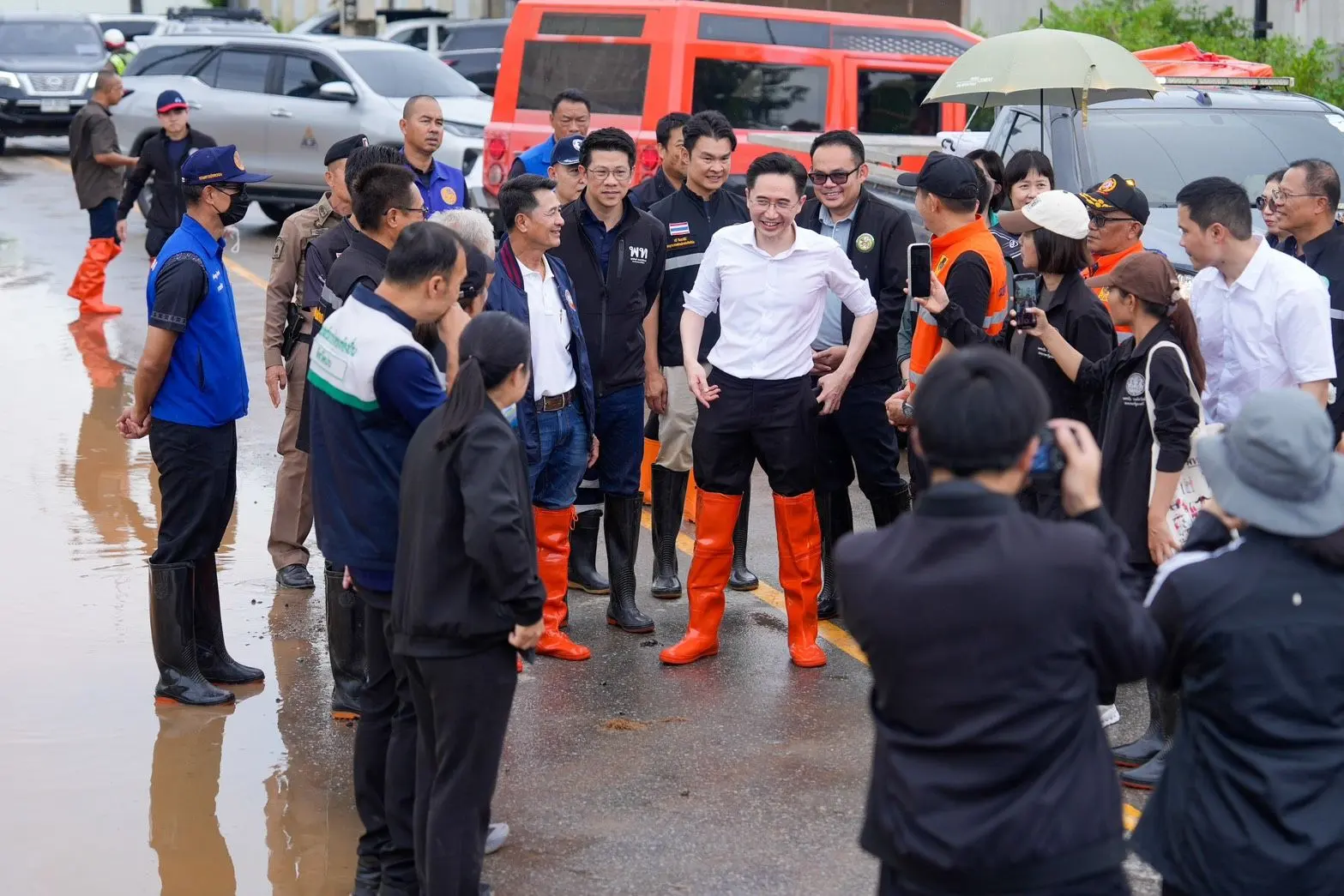 รองนายกรัฐมนตรีลงพื้นที่ตรวจสถานการณ์น้ำท่วมน่านต่อเนื่องเป็นวันที่ 2 เร่งแจกถุงยังชีพ กำชับรับมือมวลน้ำระลอกใหม่ และเตรียมแผนฟื้นฟูหลังน้ำลด