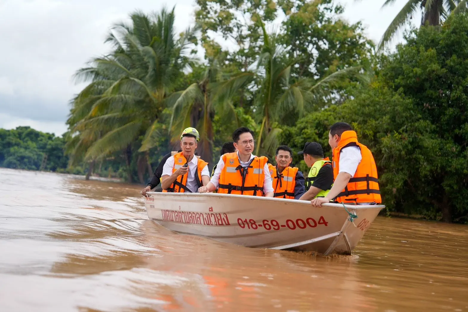 รองนายกรัฐมนตรีลงพื้นที่ตรวจสถานการณ์น้ำท่วมน่านต่อเนื่องเป็นวันที่ 2 เร่งแจกถุงยังชีพ กำชับรับมือมวลน้ำระลอกใหม่ และเตรียมแผนฟื้นฟูหลังน้ำลด