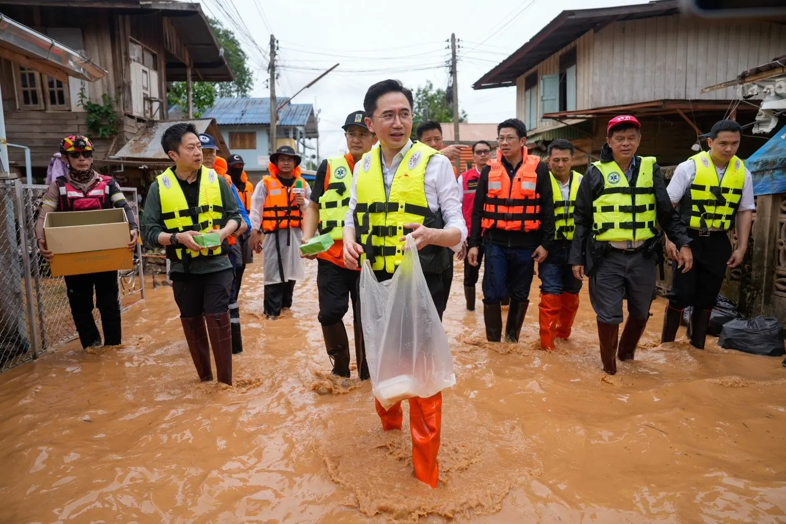 รองนายกรัฐมนตรีลงพื้นที่ตรวจสถานการณ์น้ำท่วมน่านต่อเนื่องเป็นวันที่ 2 เร่งแจกถุงยังชีพ กำชับรับมือมวลน้ำระลอกใหม่ และเตรียมแผนฟื้นฟูหลังน้ำลด