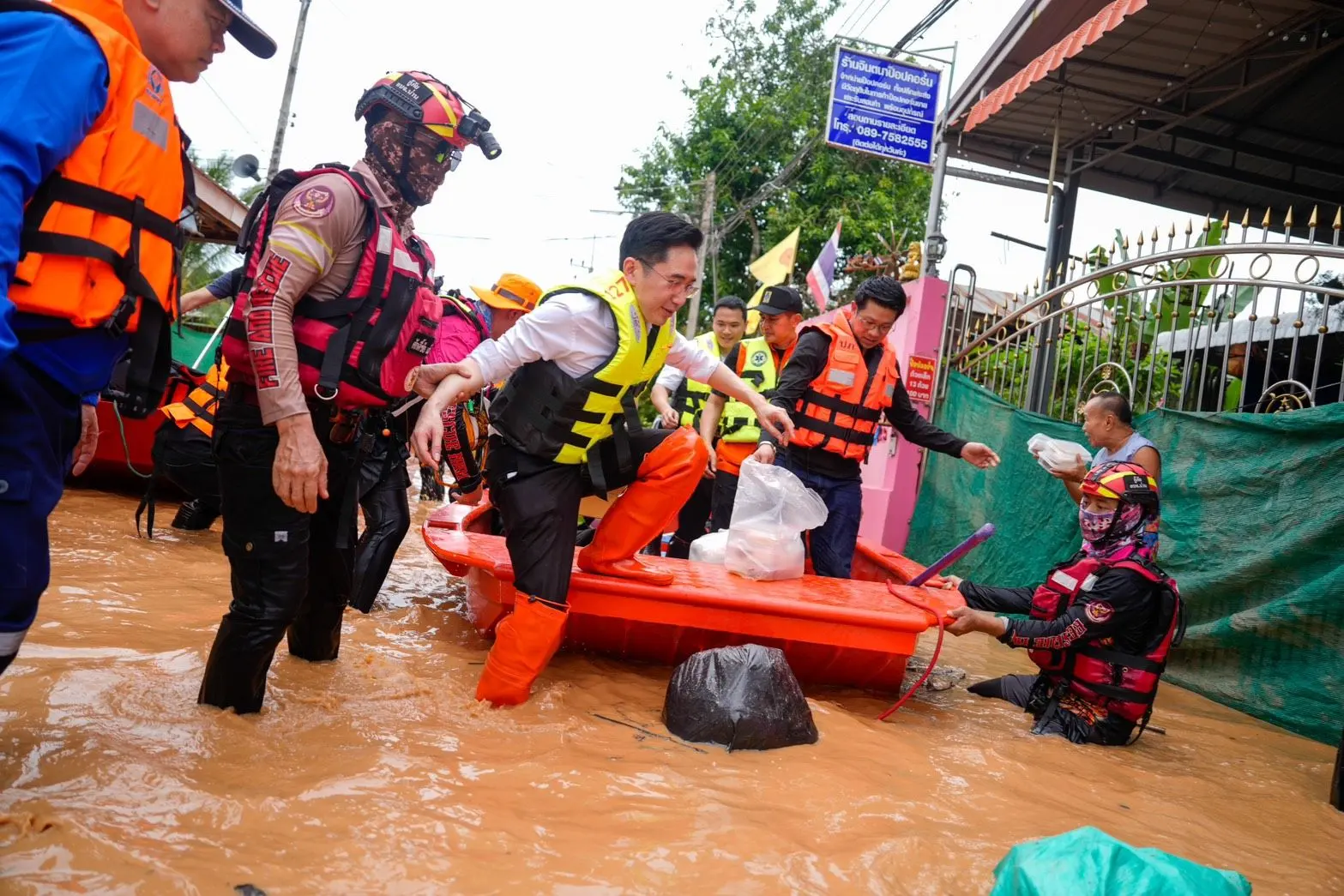 รองนายกรัฐมนตรีลงพื้นที่ตรวจสถานการณ์น้ำท่วมน่านต่อเนื่องเป็นวันที่ 2 เร่งแจกถุงยังชีพ กำชับรับมือมวลน้ำระลอกใหม่ และเตรียมแผนฟื้นฟูหลังน้ำลด