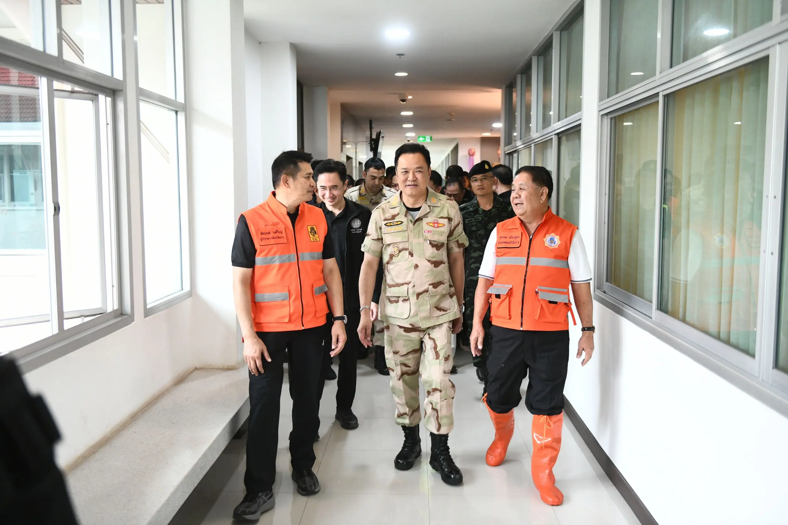 นายกรัฐมนตรีลงพื้นที่ติดตามสถานการณ์น้ำท่วมน่าน สั่งเร่งฟื้นฟูโครงสร้างพื้นฐาน จ่ายเงินเยียวยาผู้ประสบภัย พร้อมเตือนจังหวัดท้ายน้ำรับมือมวลน้ำ