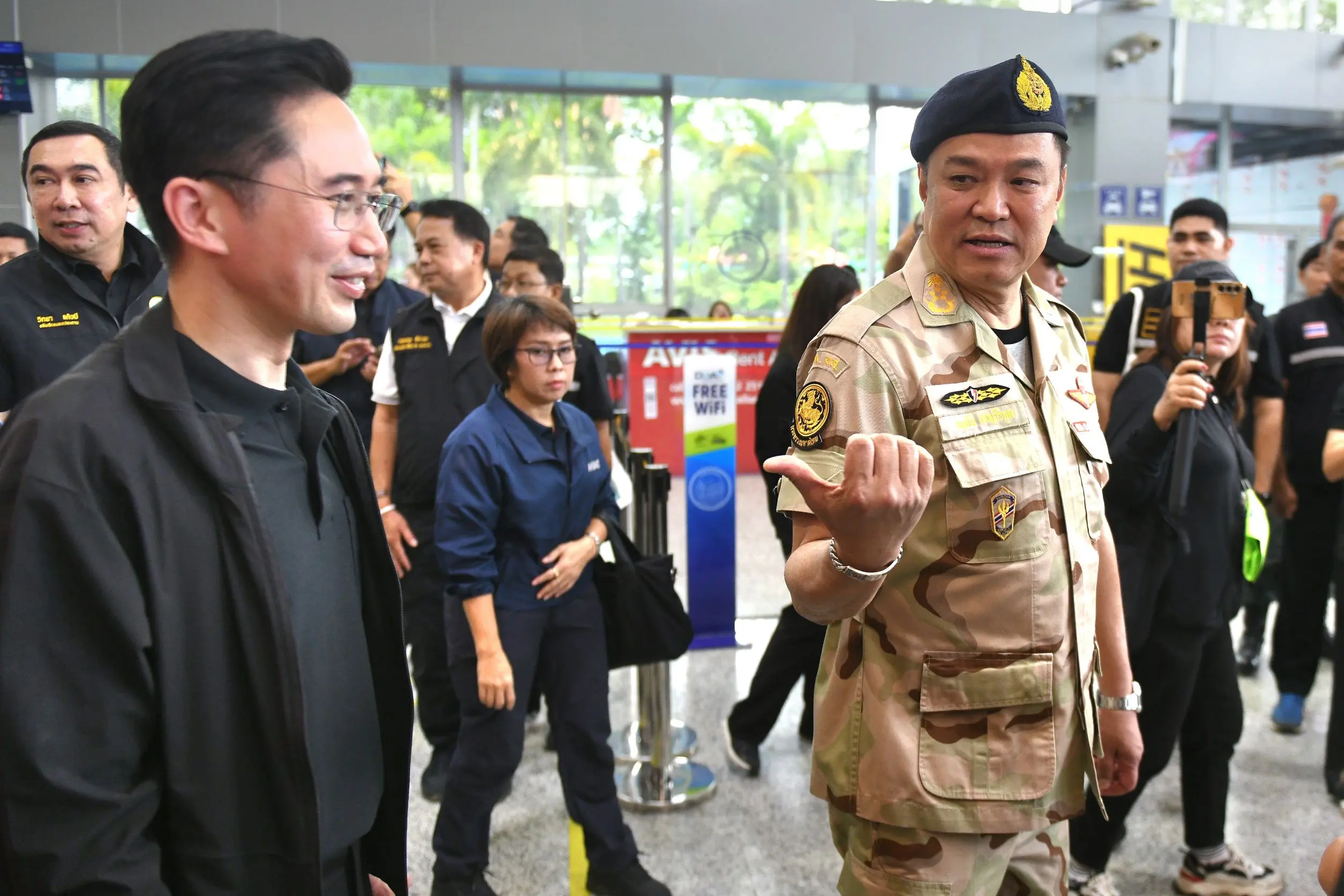 นายกรัฐมนตรีลงพื้นที่ติดตามสถานการณ์น้ำท่วมน่าน สั่งเร่งฟื้นฟูโครงสร้างพื้นฐาน จ่ายเงินเยียวยาผู้ประสบภัย พร้อมเตือนจังหวัดท้ายน้ำรับมือมวลน้ำ