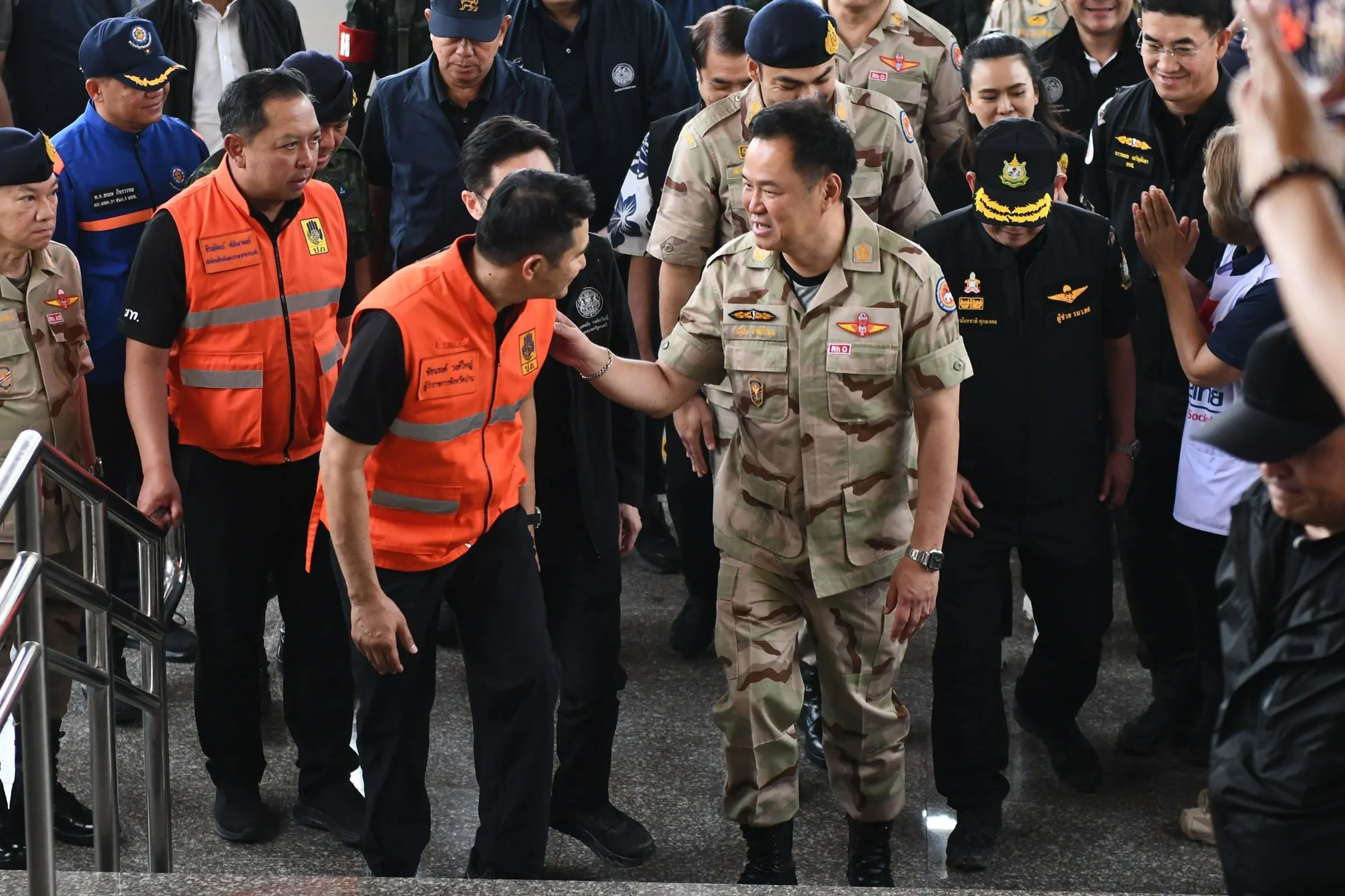 นายกรัฐมนตรีลงพื้นที่ติดตามสถานการณ์น้ำท่วมน่าน สั่งเร่งฟื้นฟูโครงสร้างพื้นฐาน จ่ายเงินเยียวยาผู้ประสบภัย พร้อมเตือนจังหวัดท้ายน้ำรับมือมวลน้ำ