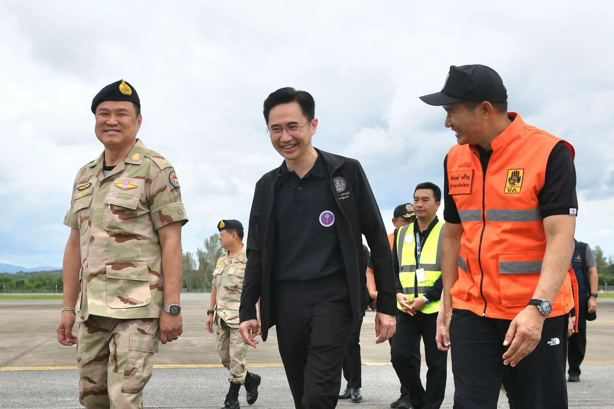 นายกรัฐมนตรีลงพื้นที่ติดตามสถานการณ์น้ำท่วมน่าน สั่งเร่งฟื้นฟูโครงสร้างพื้นฐาน จ่ายเงินเยียวยาผู้ประสบภัย พร้อมเตือนจังหวัดท้ายน้ำรับมือมวลน้ำ
