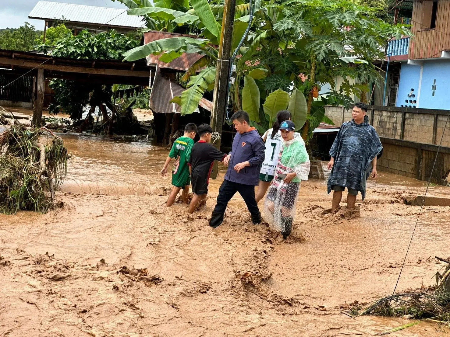 เกาะติดสถานการณ์น้ำท่วมน่าน สส.พรรคประชาชน ตั้งศูนย์ประสานงานช่วยเหลือผู้ประสบภัย 24 ชั่วโมง ด้าน ปภ. ส่ง Cell Broadcast เตือนอำเภอเวียงสารับมือน้ำล้นตลิ่ง