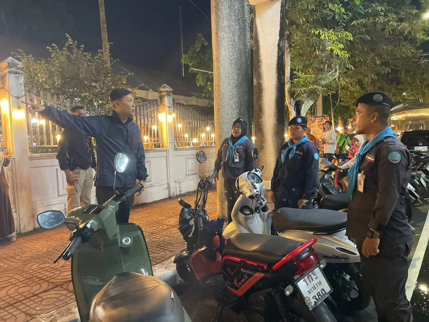 รองผู้ว่าฯ นราธิวาส ลงพื้นที่ตรวจด่านตรวจและสถานที่ราชการในเขต Safety Zone อำเภอเมืองนราธิวาส กำชับเจ้าหน้าที่เฝ้าระวังบุคคลและสิ่งของต้องสงสัยเข้มงวด