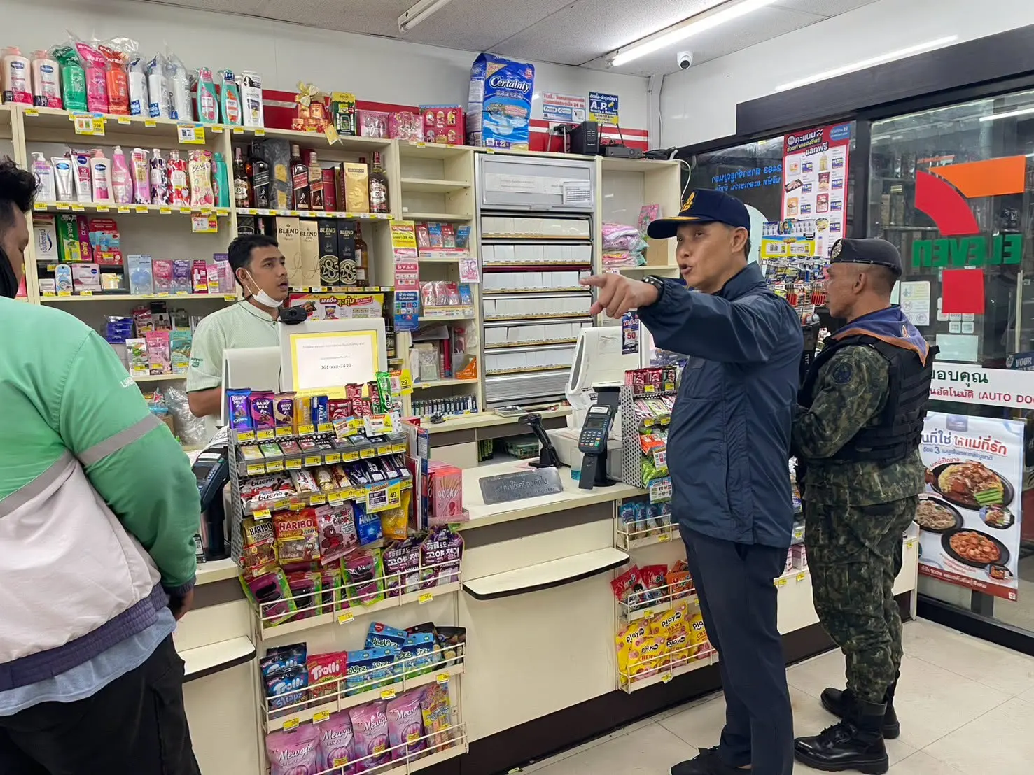 รองผู้ว่าฯ นราธิวาส ลงพื้นที่ตรวจด่านตรวจและสถานที่ราชการในเขต Safety Zone อำเภอเมืองนราธิวาส กำชับเจ้าหน้าที่เฝ้าระวังบุคคลและสิ่งของต้องสงสัยเข้มงวด