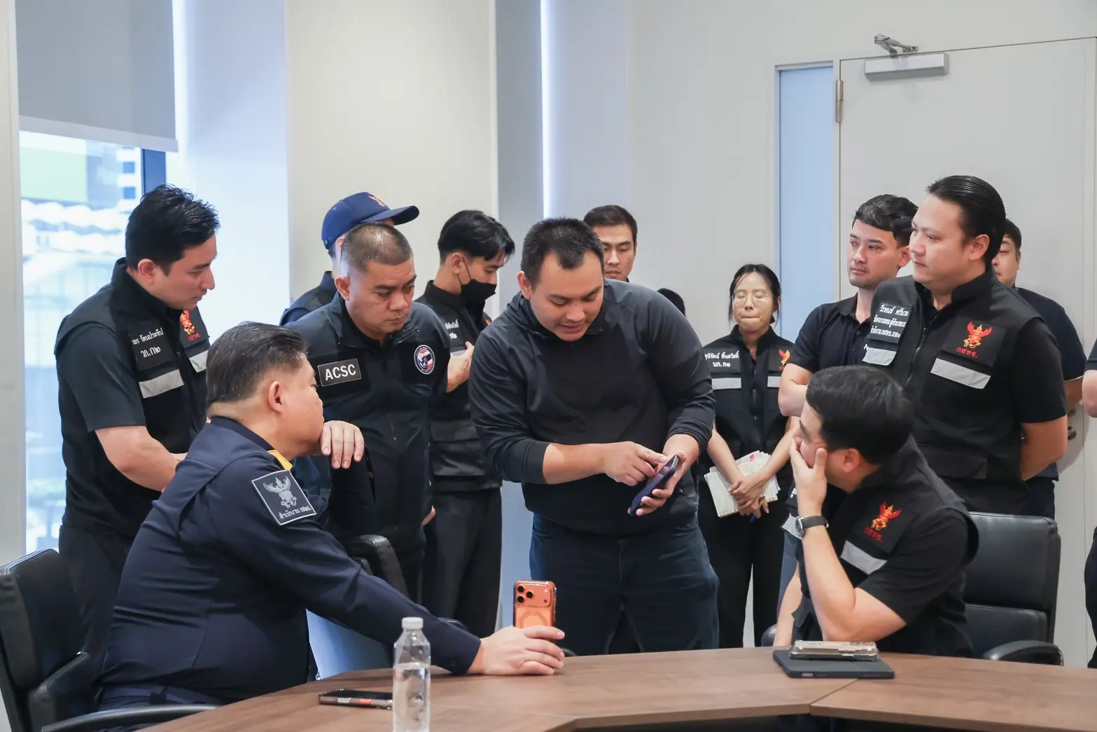 กสทช. สนธิกำลัง บก.ปอท. บุกตรวจค้น Data Center ในกรุงเทพฯ ขยายผลตัดวงจรโครงข่ายอินเทอร์เน็ตไทยเชื่อมโยงแก๊งมิจฉาชีพในประเทศเพื่อนบ้าน