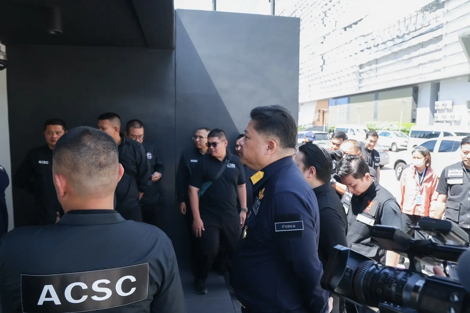 กสทช. สนธิกำลัง บก.ปอท. บุกตรวจค้น Data Center ในกรุงเทพฯ ขยายผลตัดวงจรโครงข่ายอินเทอร์เน็ตไทยเชื่อมโยงแก๊งมิจฉาชีพในประเทศเพื่อนบ้าน