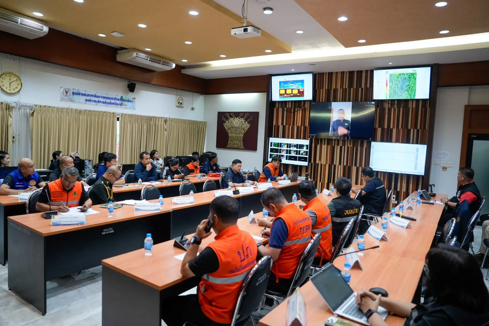 ยศชนัน ประชุมด่วนผู้ว่าฯ ภาคเหนือ สั่งตั้ง Single Command War Room รับมือสถานการณ์น้ำท่วม พร้อม 5 ข้อสั่งการและแผนดึงเอกชนร่วมช่วยเหลือ