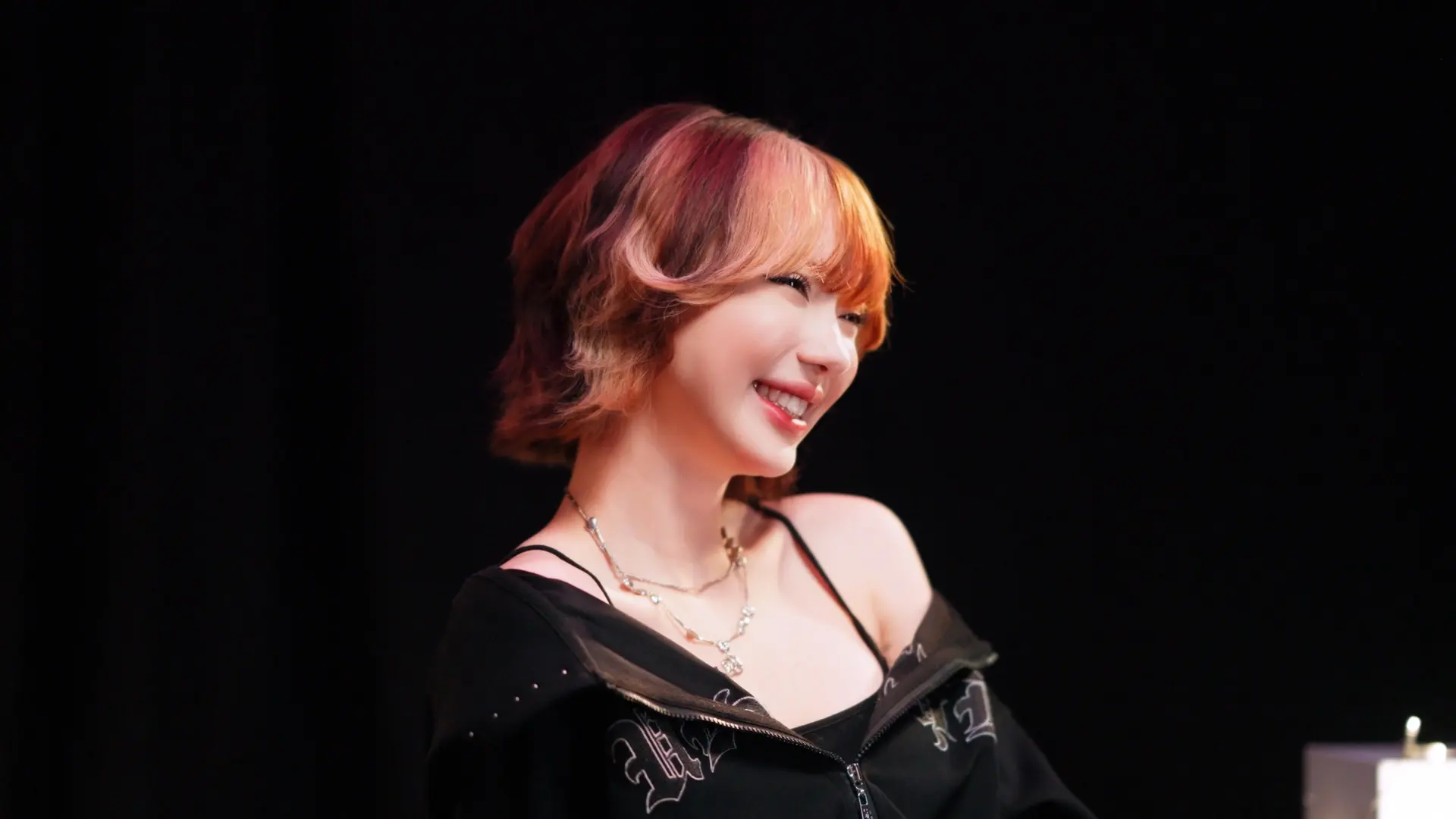 พลอยชมพู (Jannine Weigel) ร่วมงาน marr team ปล่อยซิงเกิลใหม่ อย่าปล่อยมือกัน ผลงานการแต่งของ พัด Vorapat และ Guntapich ถ่ายทอดเรื่องราวความรักและการเคียงข้างกัน