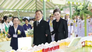 ในหลวง-พระราชินี ทรงเปิดงาน โครงการหลวง 57 ทอดพระเนตรกุหลาบสายพันธุ์ใหม่ ควีนสุทิดา