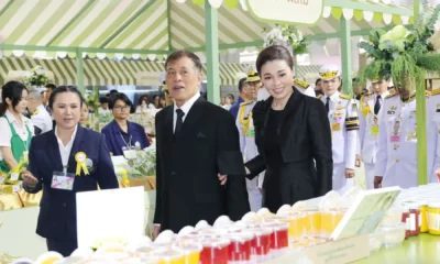 พระบาทสมเด็จพระเจ้าอยู่หัว และสมเด็จพระนางเจ้า ฯ พระบรมราชินี ทรงเปิดงาน โครงการหลวง 57 ณ เซ็นทรัลเวิลด์ พร้อมทอดพระเนตรกุหลาบสายพันธุ์ใหม่ ควีนสุทิดา