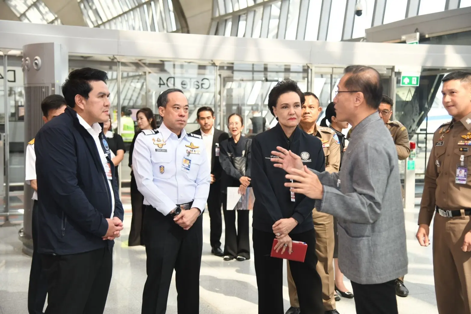 กระทรวงคมนาคมลงพื้นที่ท่าอากาศยานสุวรรณภูมิ แก้ปัญหาผู้โดยสารแออัด พร้อมเผยแผนก่อสร้าง South Terminal และทางวิ่งเส้นที่ 4 รองรับการเติบโตระยะยาว