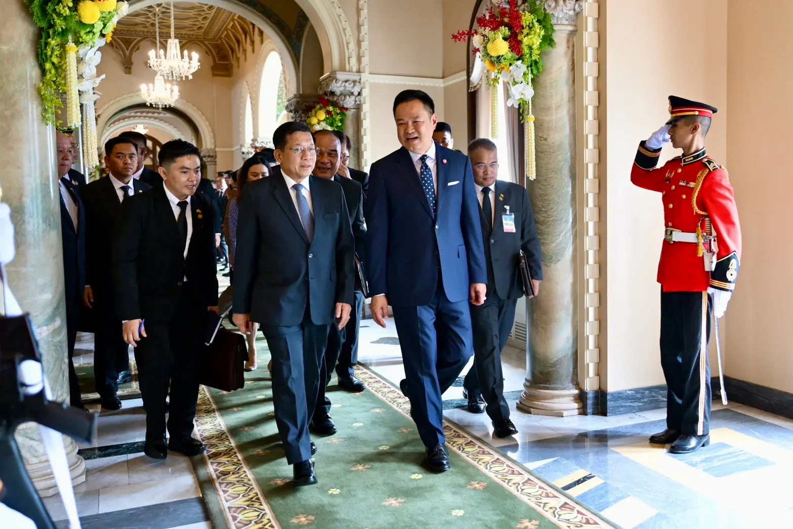 นายกรัฐมนตรีไทยต้อนรับประธานาธิบดีเมียนมา ร่วมหารือข้อราชการเต็มคณะ มุ่งแก้ปัญหาข้ามแดน พลังงาน การค้า และความมั่นคงชายแดน