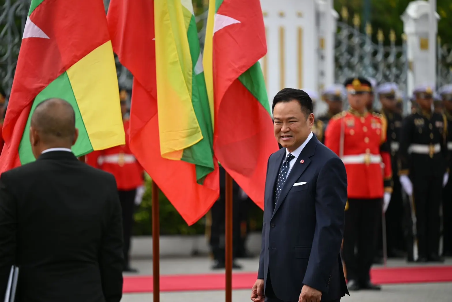 นายกรัฐมนตรีไทยต้อนรับประธานาธิบดีเมียนมา ร่วมหารือข้อราชการเต็มคณะ มุ่งแก้ปัญหาข้ามแดน พลังงาน การค้า และความมั่นคงชายแดน