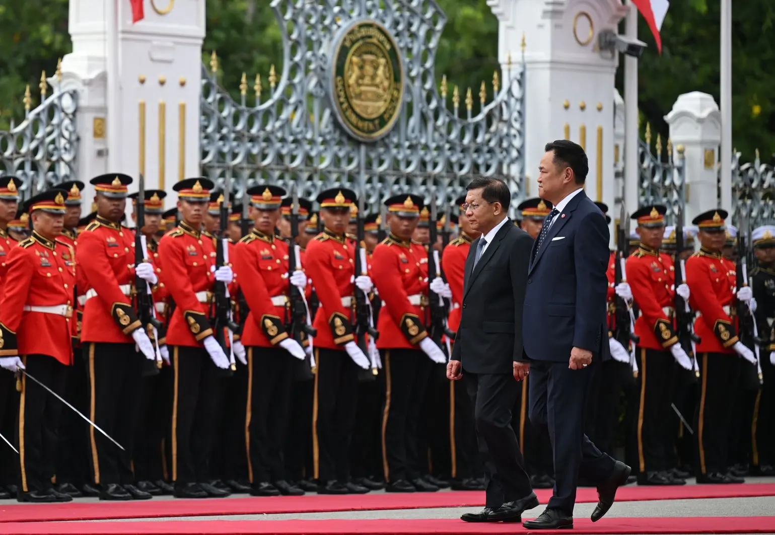 นายกรัฐมนตรีไทยต้อนรับประธานาธิบดีเมียนมา ร่วมหารือข้อราชการเต็มคณะ มุ่งแก้ปัญหาข้ามแดน พลังงาน การค้า และความมั่นคงชายแดน