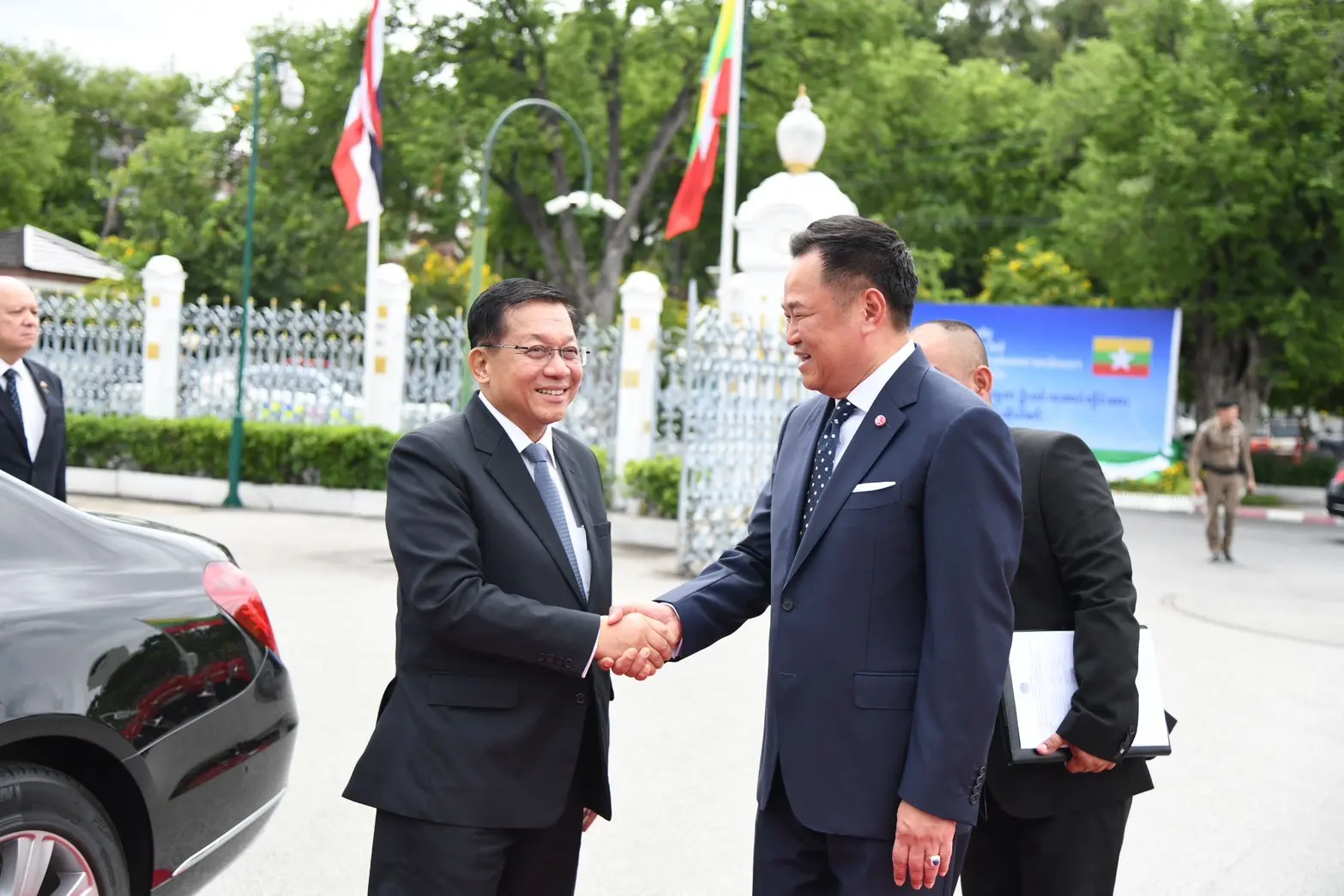 นายกรัฐมนตรีไทยต้อนรับประธานาธิบดีเมียนมา ร่วมหารือข้อราชการเต็มคณะ มุ่งแก้ปัญหาข้ามแดน พลังงาน การค้า และความมั่นคงชายแดน