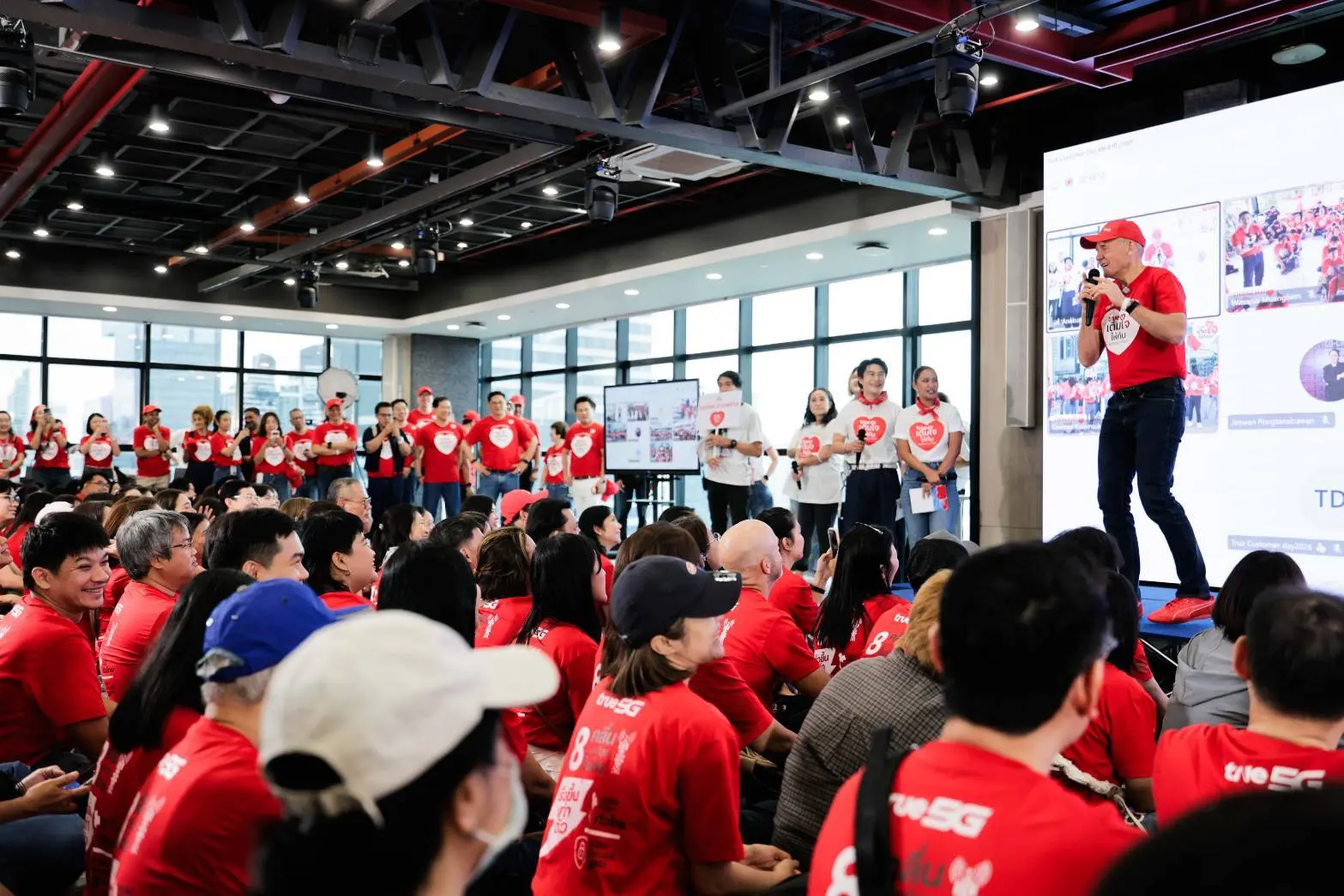 ทรู คอร์ปอเรชั่น จัดกิจกรรม True Customer Day 2026 ส่งผู้บริหารและพนักงานกว่า 2,000 คน ลงพื้นที่รับฟังความคิดเห็นลูกค้าทั่วประเทศเพื่อนำมาพัฒนาบริการ