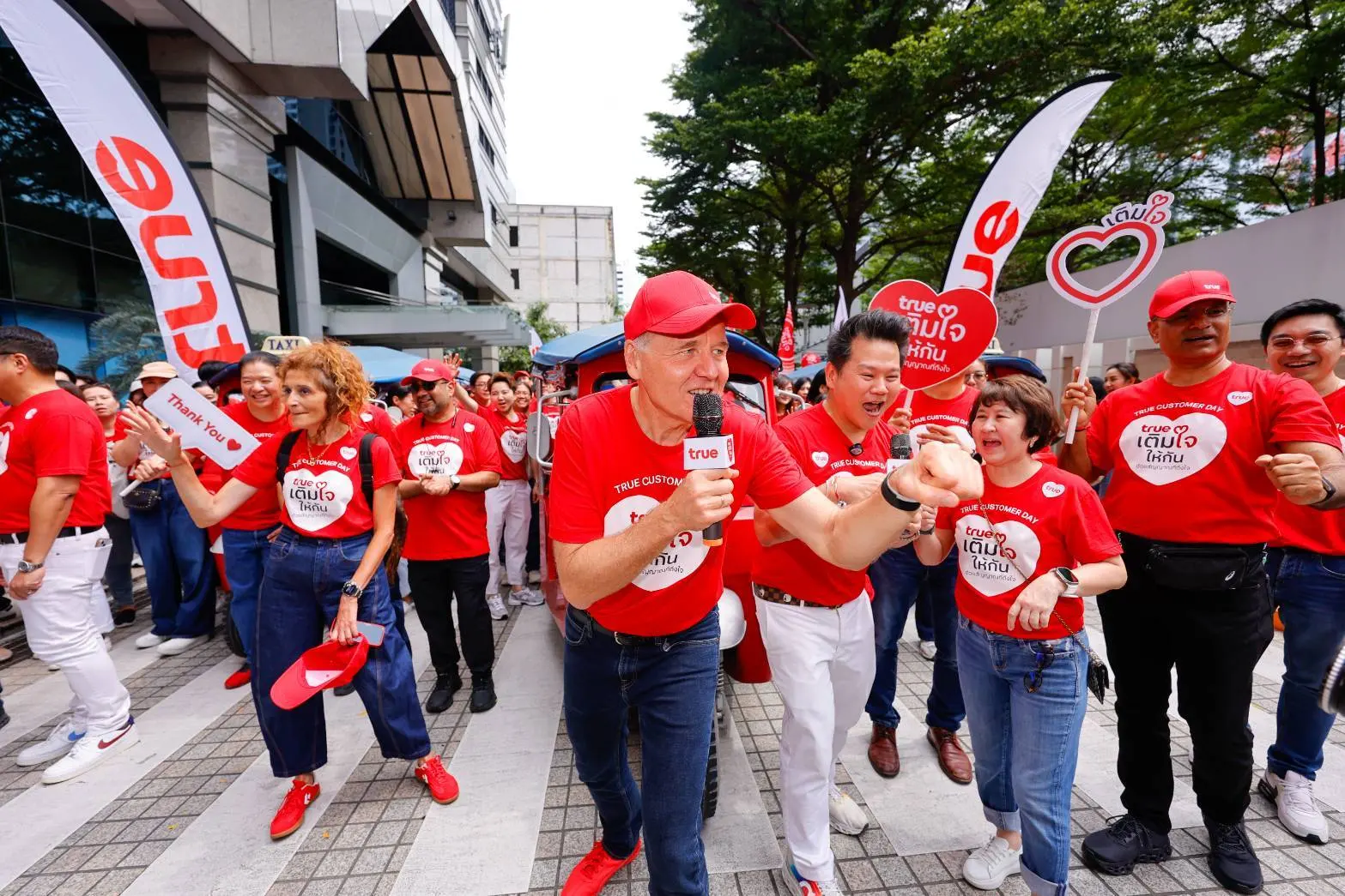 ทรู คอร์ปอเรชั่น จัดกิจกรรม True Customer Day 2026 ส่งผู้บริหารและพนักงานกว่า 2,000 คน ลงพื้นที่รับฟังความคิดเห็นลูกค้าทั่วประเทศเพื่อนำมาพัฒนาบริการ