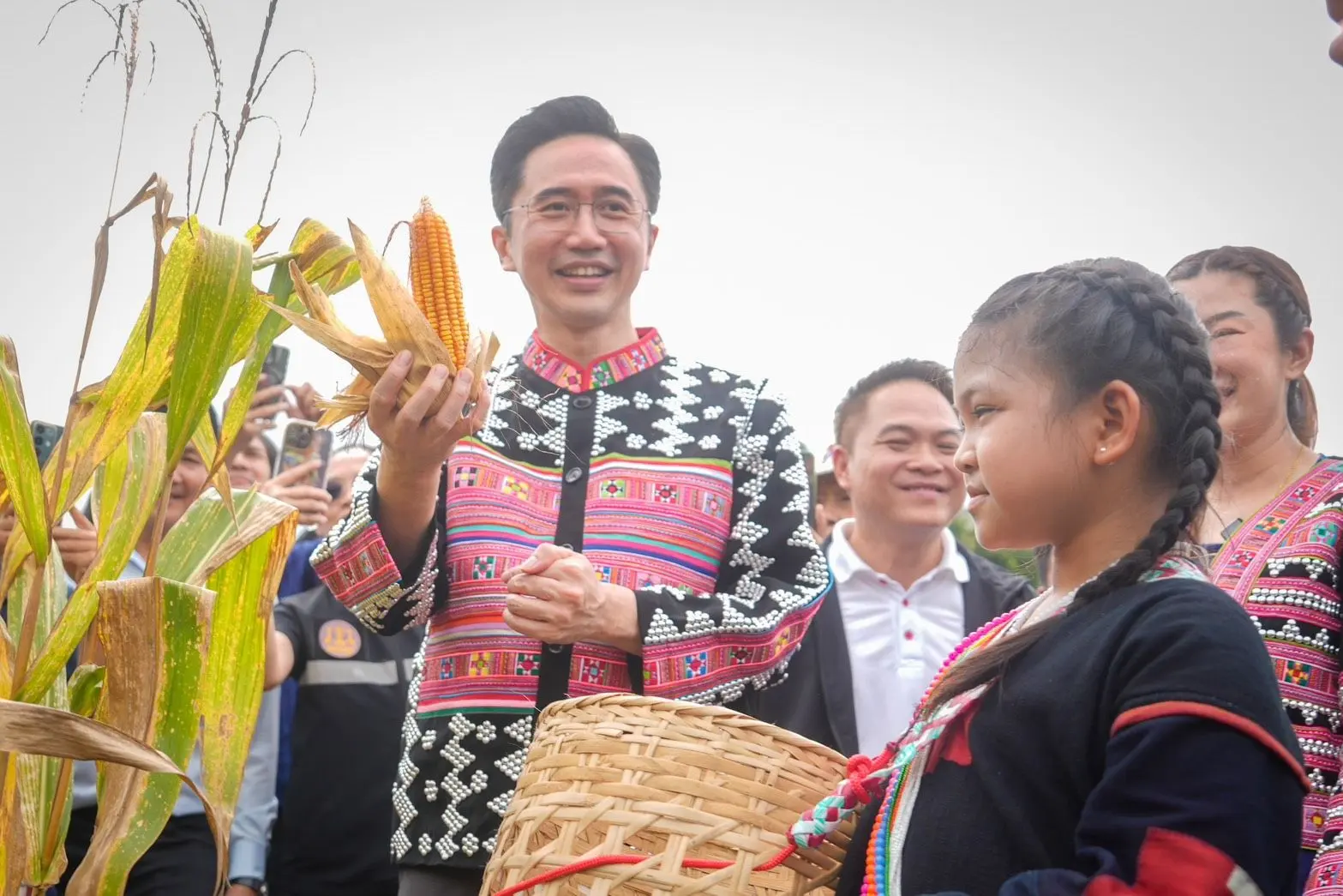 ยศชนัน ลงพื้นที่เชียงรายติดตามโครงการ เลิกเผา เป๋าตุง จับมือเอกชน 5 แห่งรับซื้อเศษวัสดุเกษตร เผย 4 เดือนแรกนำเศษวัสดุเข้าระบบ 3.3 แสนกิโลกรัม ลดปัญหาฝุ่น PM2.5