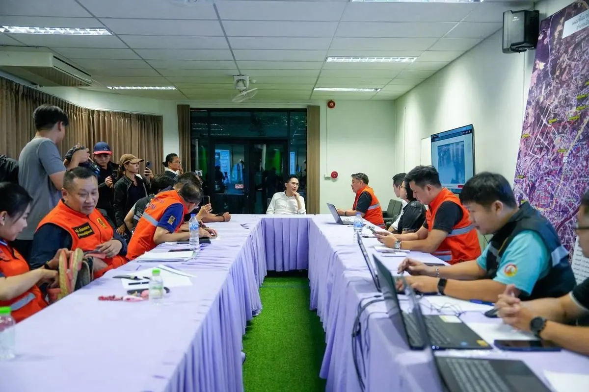 ยศชนัน วงศ์สวัสดิ์ ลงพื้นที่ติดตามสถานการณ์น้ำท่วมเมืองน่านกลางดึก สั่งตั้งศูนย์บัญชาการ 24 ชั่วโมง ณ อบจ.น่าน บูรณาการช่วยเหลือก่อนมวลน้ำหลากสู่อำเภอเวียงสา