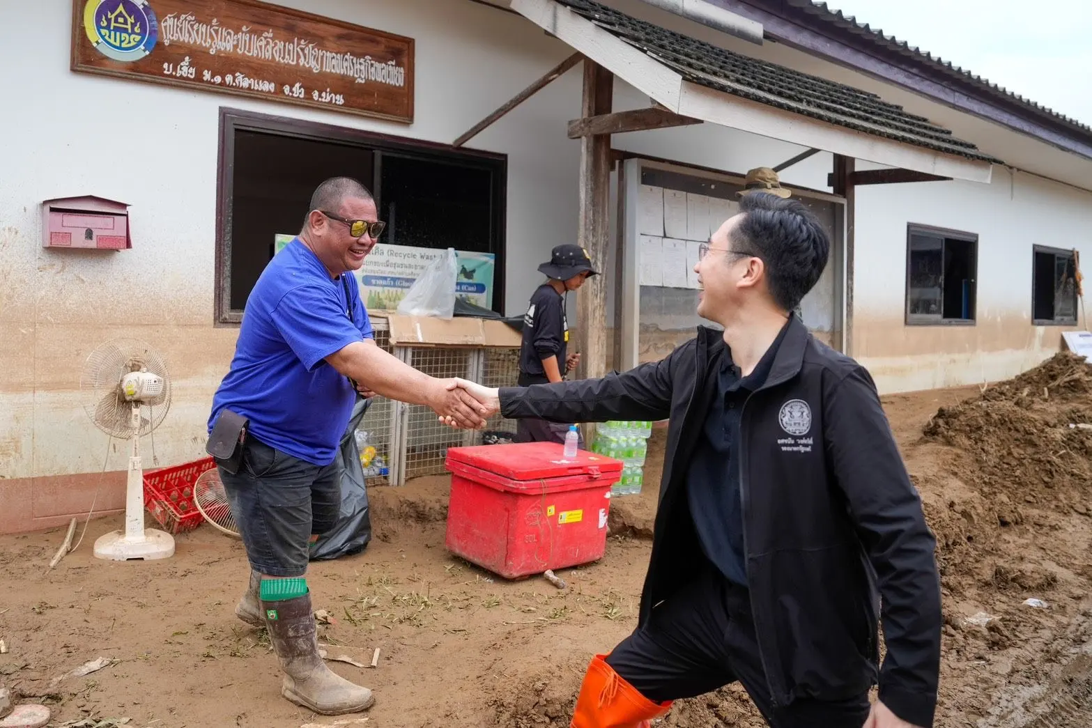 ศ.ดร.ยศชนัน วงศ์สวัสดิ์ ลงพื้นที่ติดตามการฟื้นฟูน้ำท่วมน่าน เผยเคลียร์พื้นที่แล้วกว่า 70% พร้อมนำแบบบ้านยกพื้นสูงเยียวยาผู้ประสบภัยที่บ้านพังทั้งหลัง
