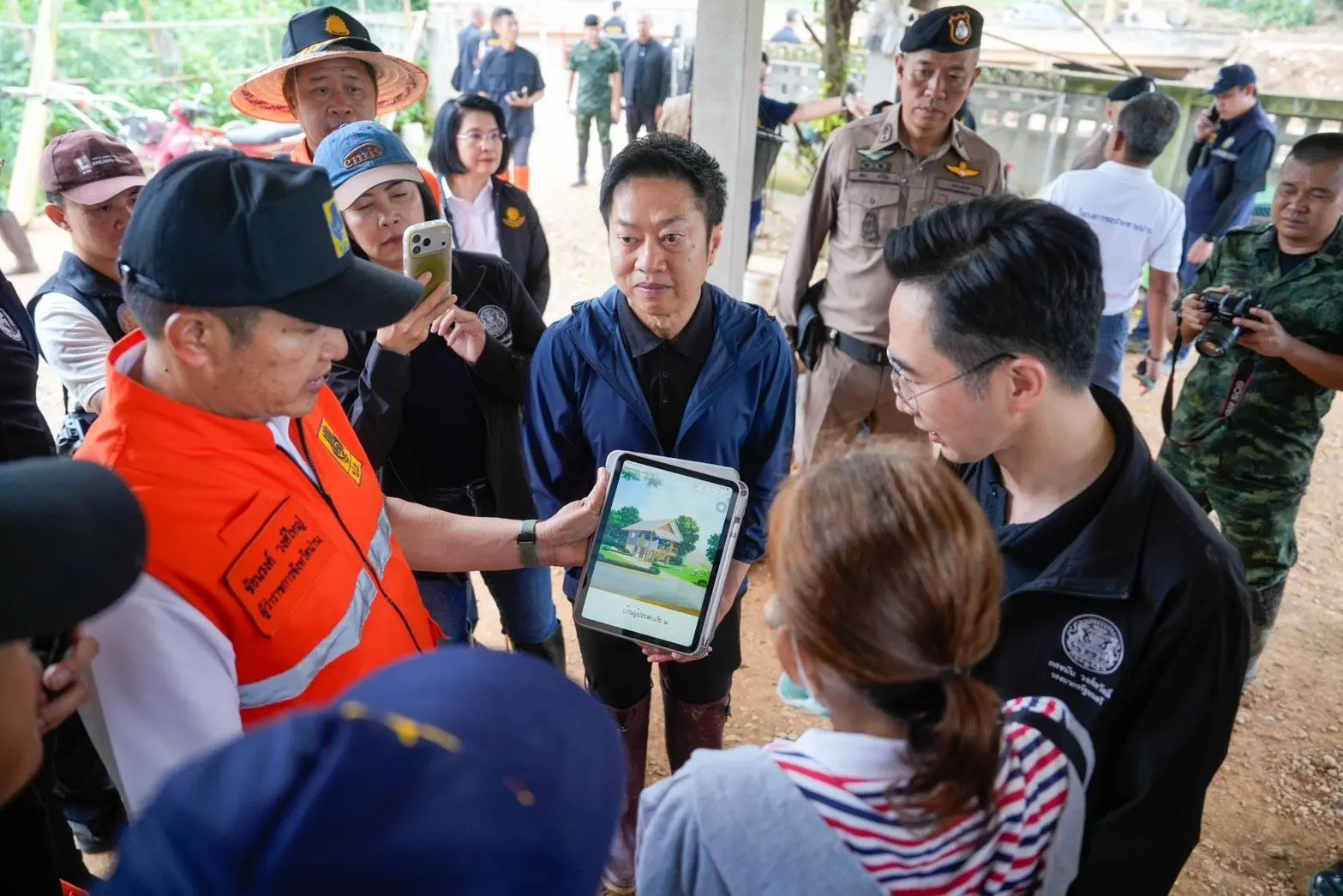 ศ.ดร.ยศชนัน วงศ์สวัสดิ์ ลงพื้นที่ติดตามการฟื้นฟูน้ำท่วมน่าน เผยเคลียร์พื้นที่แล้วกว่า 70% พร้อมนำแบบบ้านยกพื้นสูงเยียวยาผู้ประสบภัยที่บ้านพังทั้งหลัง