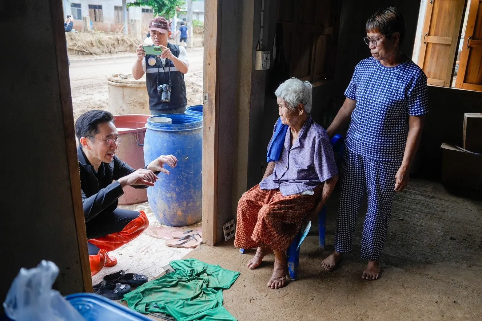 ศ.ดร.ยศชนัน วงศ์สวัสดิ์ ลงพื้นที่ติดตามการฟื้นฟูน้ำท่วมน่าน เผยเคลียร์พื้นที่แล้วกว่า 70% พร้อมนำแบบบ้านยกพื้นสูงเยียวยาผู้ประสบภัยที่บ้านพังทั้งหลัง