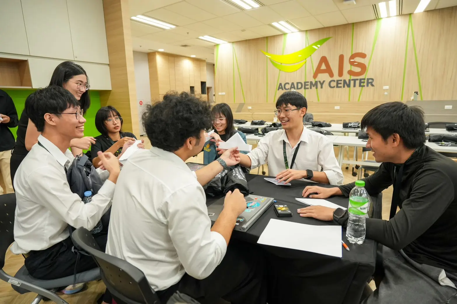 AIS Academy ประกาศรายชื่อ 10 ทีมสุดท้าย JUMP THAILAND HACKATHON 2026 พัฒนานวัตกรรม AI เพื่อการศึกษาไทย ชิงถ้วยพระราชทานฯ ณ สามย่านมิตรทาวน์