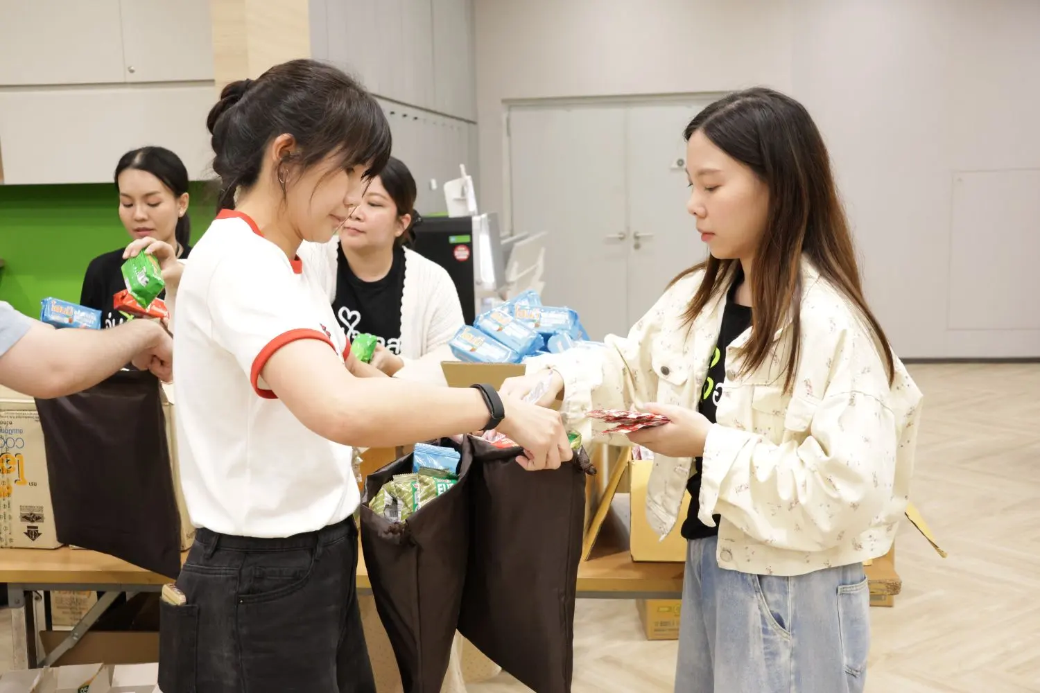 AIS ส่งมอบถุงยังชีพ 1,000 ชุด ผ่านกระทรวงกลาโหม และกระทรวง อว. เร่งบรรเทาความเดือดร้อนผู้ประสบภัยน้ำท่วม พร้อมเฝ้าระวังโครงข่ายสื่อสาร 24 ชั่วโมง