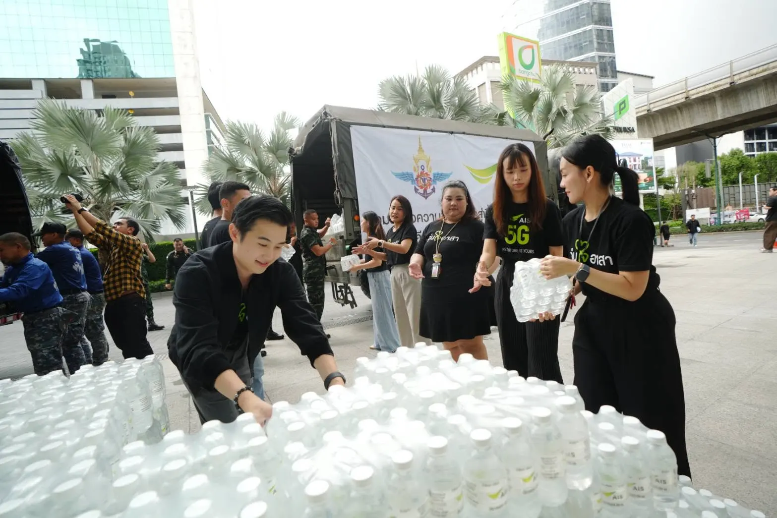 AIS มอบน้ำดื่ม 12,000 ขวดผ่านกระทรวงกลาโหมและกองทัพอากาศ ช่วยผู้ประสบภัยน้ำท่วมในกรุงเทพฯ และปริมณฑล พร้อมเฝ้าระวังโครงข่ายสื่อสาร 24 ชั่วโมง