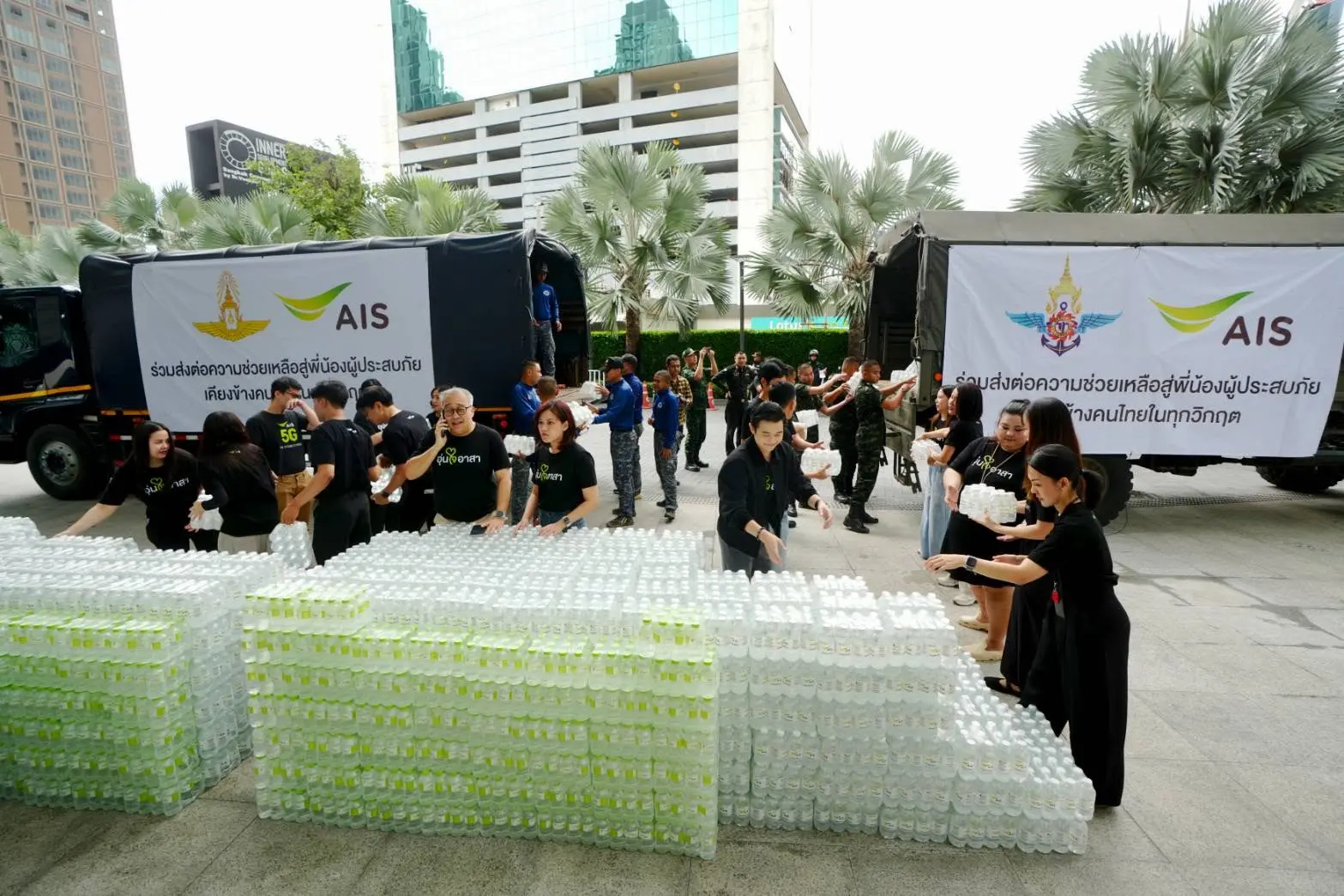 AIS มอบน้ำดื่ม 12,000 ขวดผ่านกระทรวงกลาโหมและกองทัพอากาศ ช่วยผู้ประสบภัยน้ำท่วมในกรุงเทพฯ และปริมณฑล พร้อมเฝ้าระวังโครงข่ายสื่อสาร 24 ชั่วโมง
