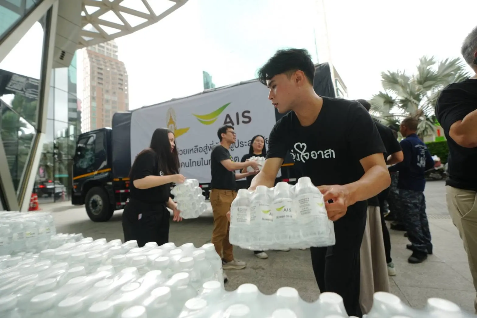 AIS มอบน้ำดื่ม 12,000 ขวดผ่านกระทรวงกลาโหมและกองทัพอากาศ ช่วยผู้ประสบภัยน้ำท่วมในกรุงเทพฯ และปริมณฑล พร้อมเฝ้าระวังโครงข่ายสื่อสาร 24 ชั่วโมง