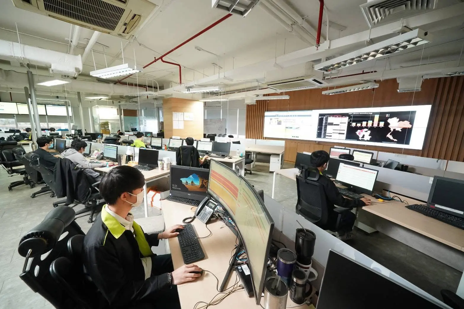 AIS เตรียมความพร้อมโครงข่ายสื่อสารทั่วประเทศ เฝ้าระวังสถานการณ์น้ำท่วมตลอด 24 ชั่วโมง เสริมพลังงานสำรองและสถานีฐานเคลื่อนที่รองรับพื้นที่ฉุกเฉิน