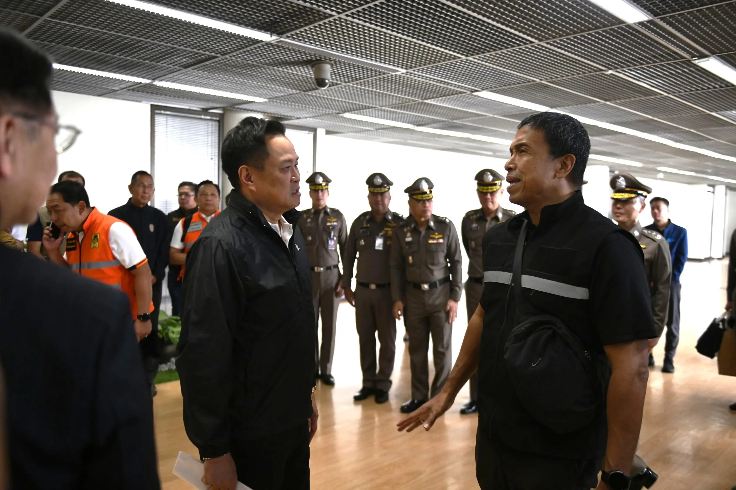 นายกฯ อนุทิน บินด่วนกลับไทย สั่งบูรณาการแก้น้ำท่วม กทม.-ปริมณฑล เร่งเยียวยา ดึง คปภ. ช่วยเคลมประกัน สั่ง ครม. งดไปต่างประเทศ เตรียมชงเมกะโปรเจกต์ระบายน้ำเข้า ครม.