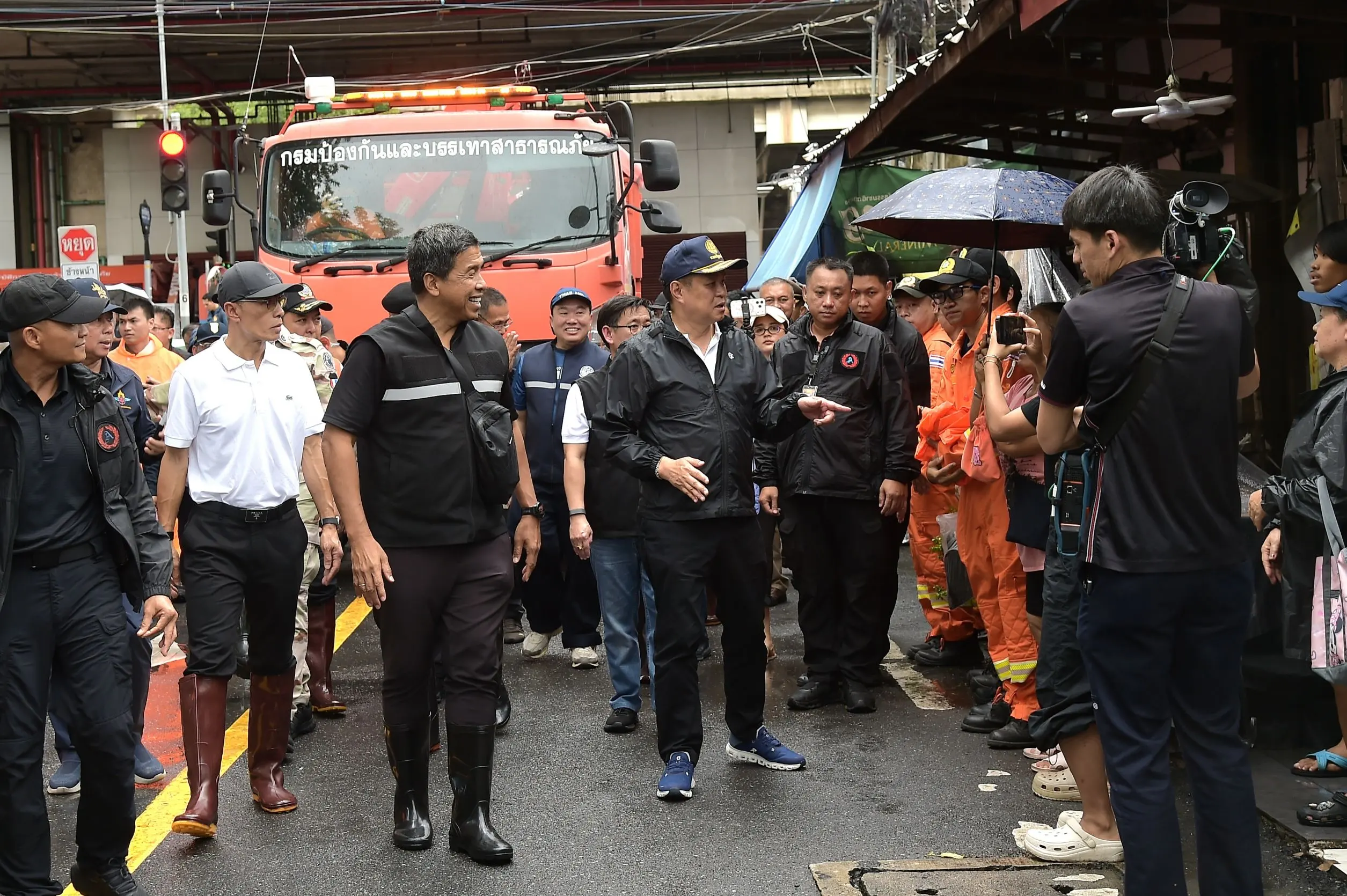 นายกรัฐมนตรีลงพื้นที่ตรวจสถานการณ์น้ำคลองเปรมประชากร เยี่ยมศูนย์พักพิงโรงเรียนบางเขน เขตหลักสี่ กำชับจัดอาหารและยารักษาโรคดูแลกลุ่มเปราะบาง