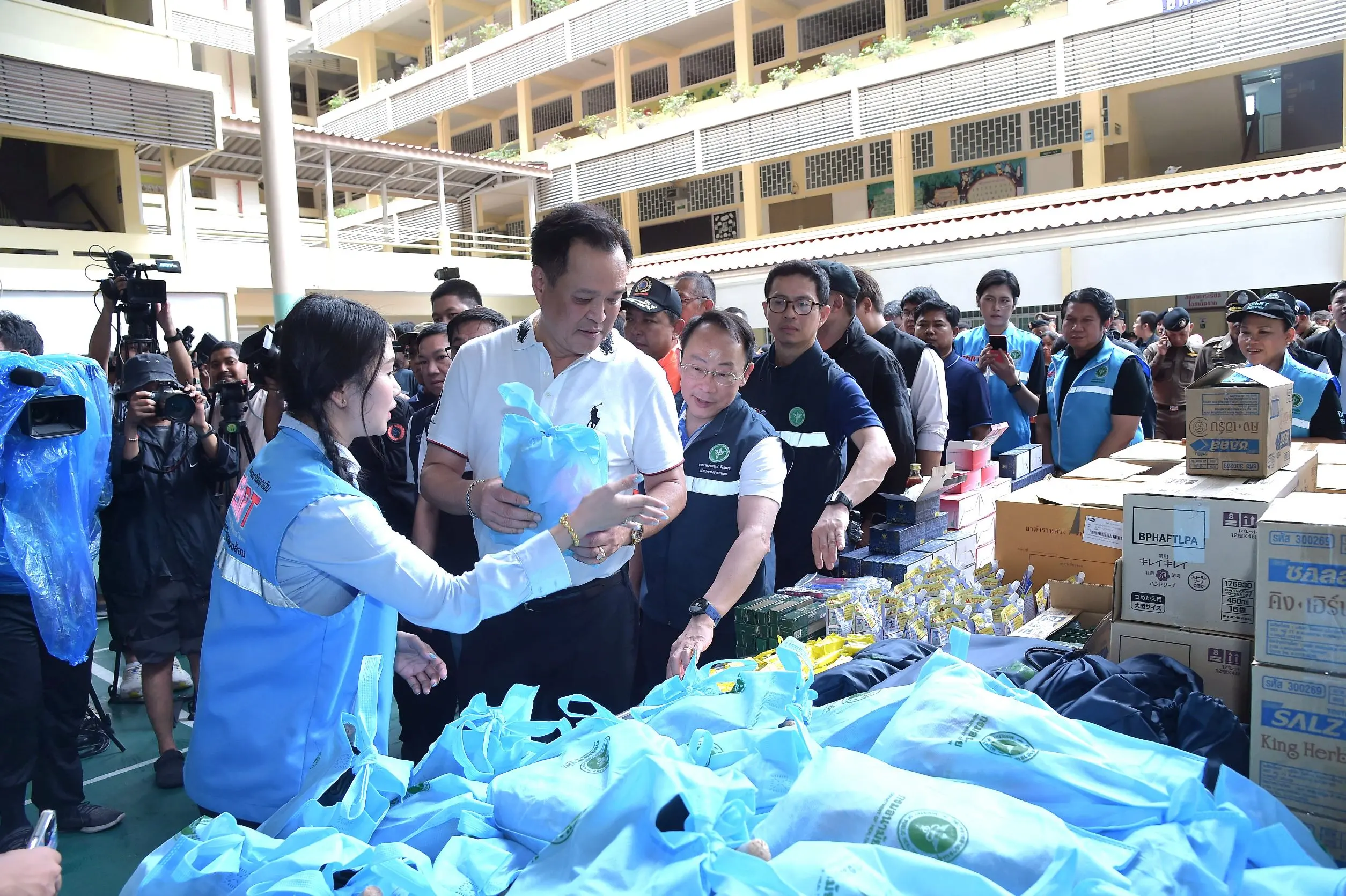 นายกรัฐมนตรีลงพื้นที่ตรวจสถานการณ์น้ำคลองเปรมประชากร เยี่ยมศูนย์พักพิงโรงเรียนบางเขน เขตหลักสี่ กำชับจัดอาหารและยารักษาโรคดูแลกลุ่มเปราะบาง
