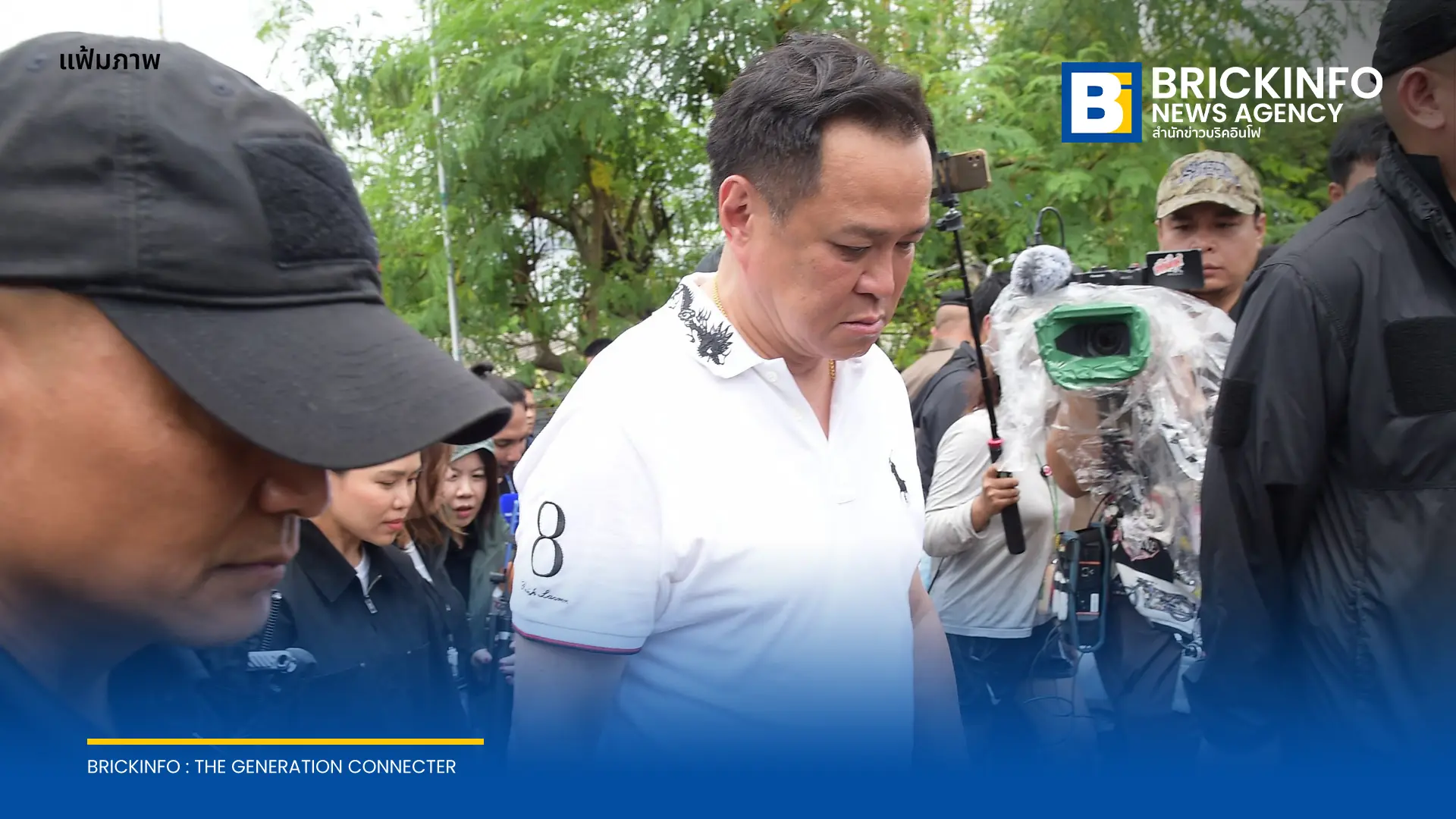 อนุทินนำคณะลงพื้นที่แฟลตการเคหะคลองจั่น แจกถุงยังชีพและอาหารน้ำดื่มช่วยผู้ประสบภัยน้ำท่วมสูง 1.5 เมตร พบรถยนต์จมมิดหลังคา ท่ามกลางเสียงสะท้อนความเดือดร้อนจากชาวบ้าน