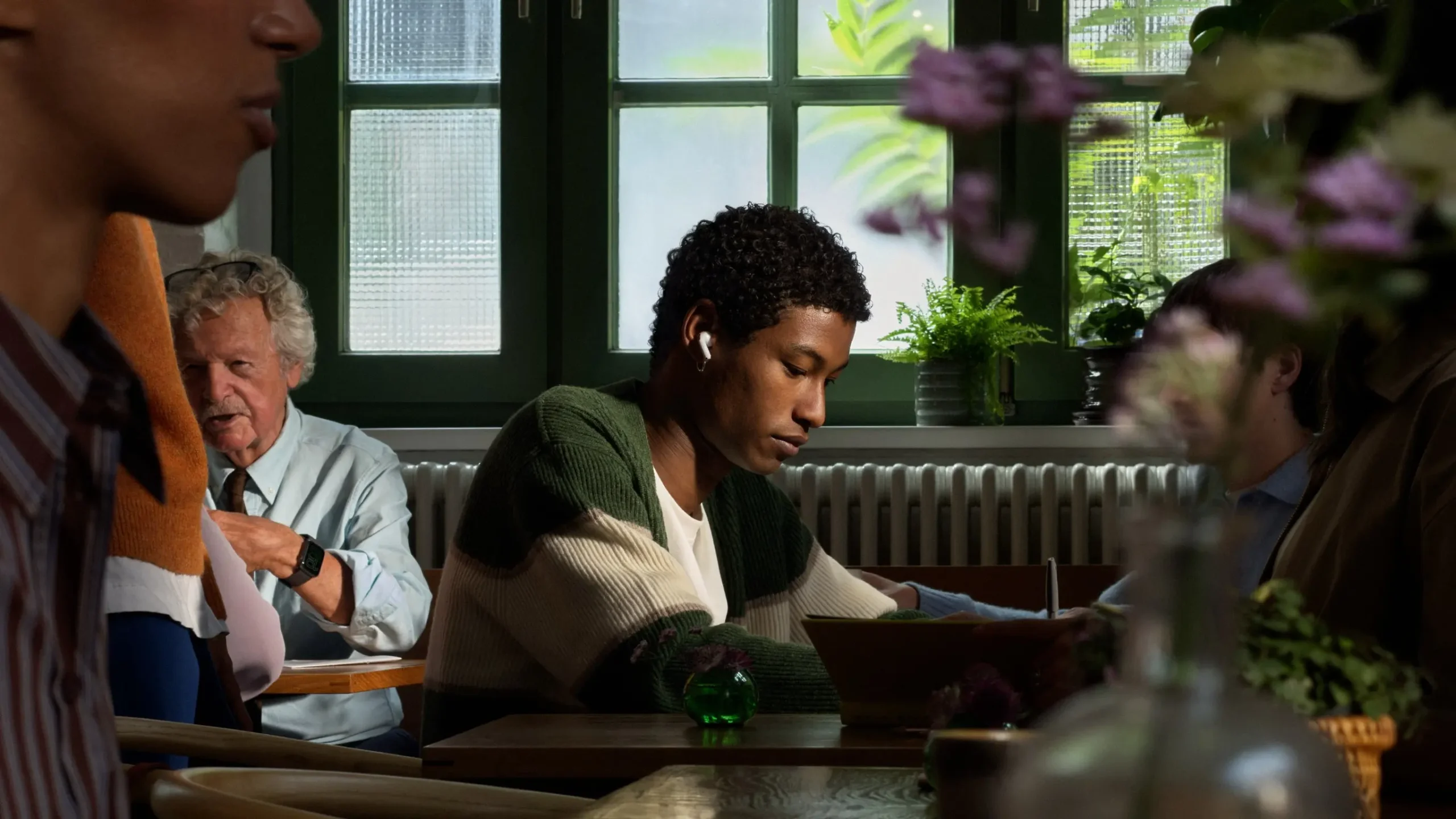 Apple เปิดตัว AirPods 5 หูฟัง Open-ear พร้อมระบบตัดเสียงรบกวน ANC รองรับการสั่งงาน Siri AI และฟังก์ชัน Live Translation เริ่มวางจำหน่าย 18 กันยายนนี้