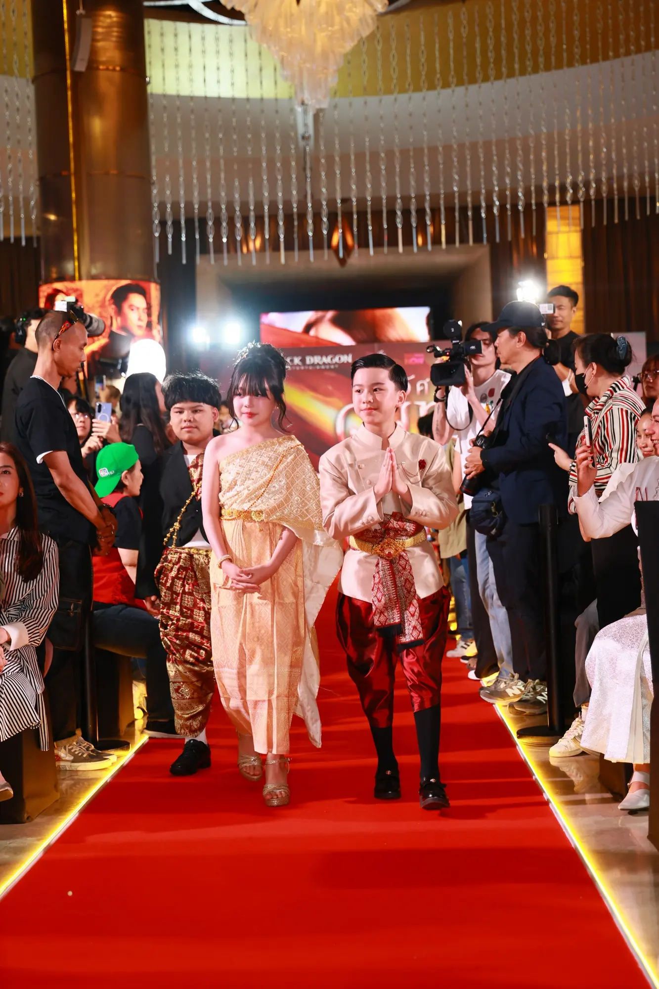 แบล็ค ดรากอน เอ็นเตอร์เทนเม้นท์ จัดงานกาล่าพรีเมียร์เปิดตัวภาพยนตร์ อัศจรรย์วันทอง นำโดย อิ้งค์ วรันธร, หมาก ปริญ และ กลัฟ คณาวุฒิ ณ พารากอน ซีนีเพล็กซ์