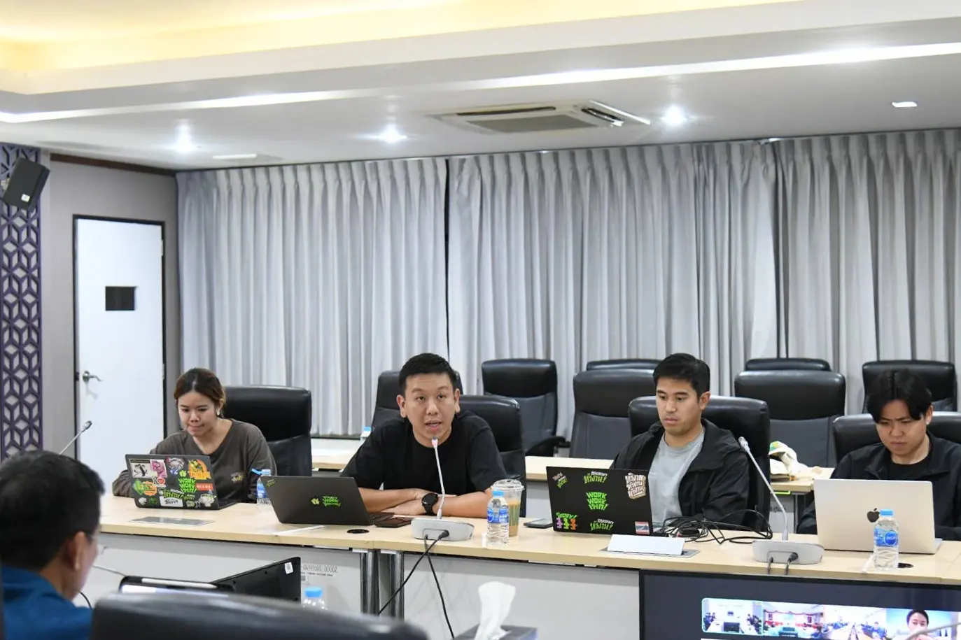 รัฐบาลร่วมกับ กทม. ติดตามสถานการณ์น้ำท่วมขัง เร่งระบายน้ำจุดวิกฤต จัดรถยกสูงช่วยกลุ่มเปราะบาง เปิดศูนย์พักพิงรองรับผู้ประสบภัย และเตรียมแจ้งเตือนผ่าน Cell Broadcast รายเขต