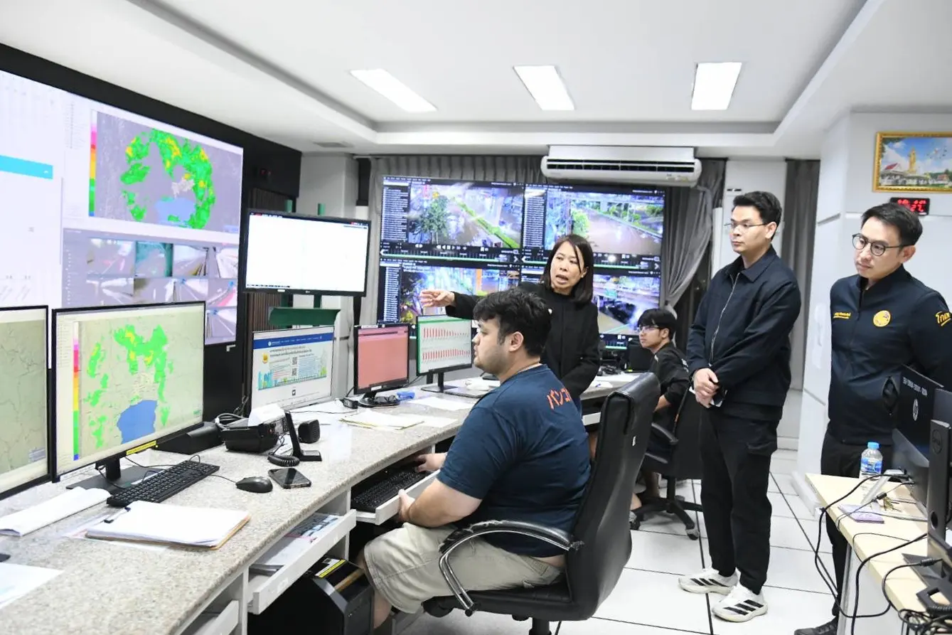 รัฐบาลร่วมกับ กทม. ติดตามสถานการณ์น้ำท่วมขัง เร่งระบายน้ำจุดวิกฤต จัดรถยกสูงช่วยกลุ่มเปราะบาง เปิดศูนย์พักพิงรองรับผู้ประสบภัย และเตรียมแจ้งเตือนผ่าน Cell Broadcast รายเขต