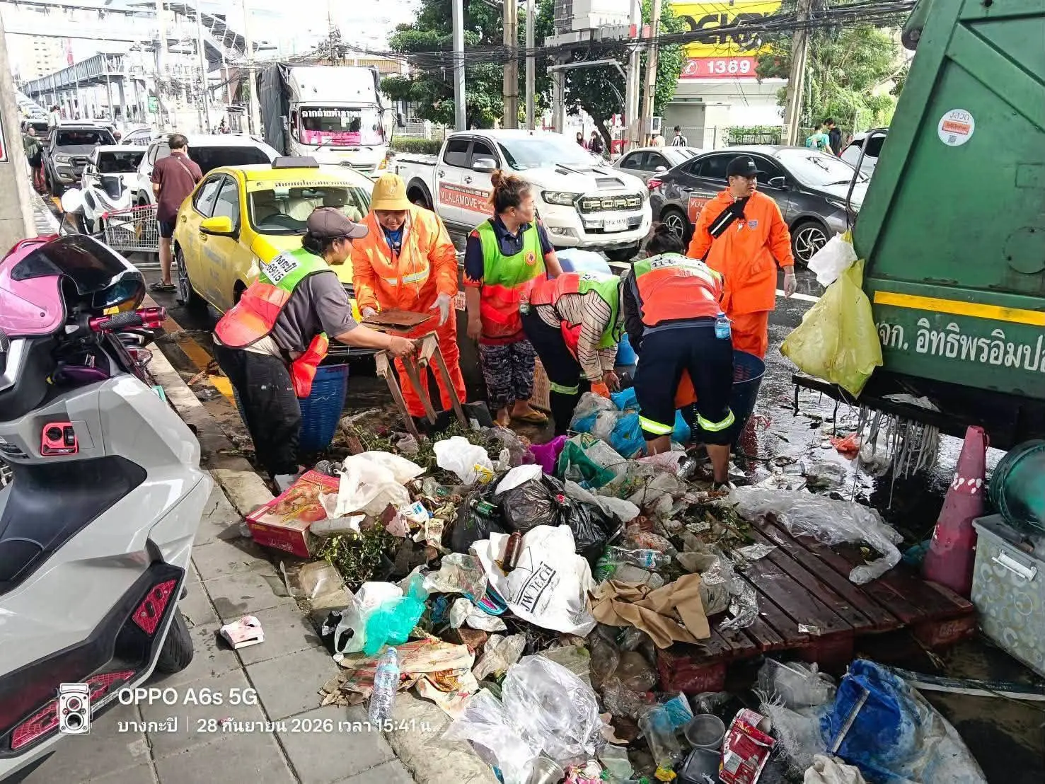 กทม. เร่งเคลื่อนย้ายรถจอดกีดขวางและจัดการขยะหลังน้ำลด จับคู่ 50 เขตระดมกำลังเจ้าหน้าที่ช่วยพื้นที่ประสบภัย เตรียมพร้อมเปิดทำการและสถานศึกษา