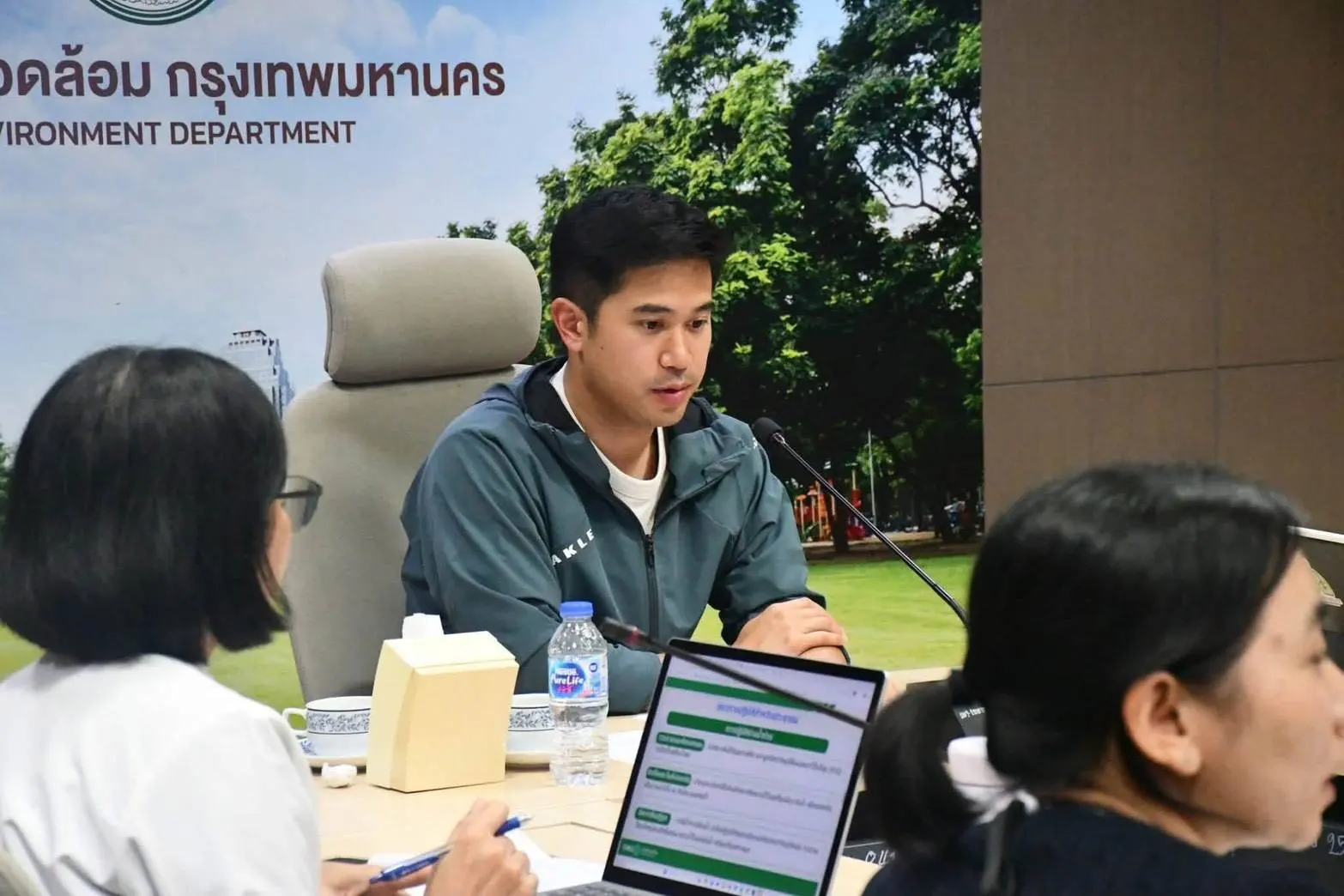 กรุงเทพมหานครเปิดแผนบริหารจัดการขยะมูลฝอยและสิ่งปฏิกูลในภาวะอุทกภัย 3 ระยะ ปรับระบบจัดเก็บตามระดับน้ำ ป้องกันโรคระบาด และเตรียมฟื้นฟูพื้นที่หลังน้ำลด