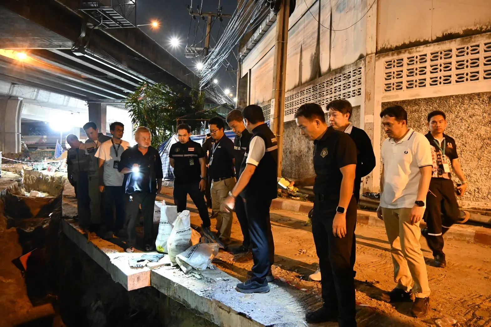 กทม. ตรวจสอบคราบน้ำมันในท่อระบายน้ำ ถนนพระราม 3 เขตคลองเตย พบไม่เพิ่มขึ้น ผลตรวจท่อแรงดันสูงไร้รอยรั่ว คาดเป็นน้ำมันเก่าตกค้าง ยืนยันไม่เกี่ยวศูนย์ข้อมูล