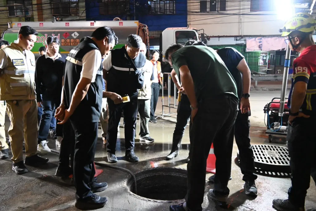 กทม. ตรวจพบจุดน้ำมันรั่วใต้ตอม่อทางด่วนถนนเชื้อเพลิง คาดดินทรุดตัวทำท่อชำรุด เร่งประสานกระทรวงพลังงานแถลงสาเหตุ