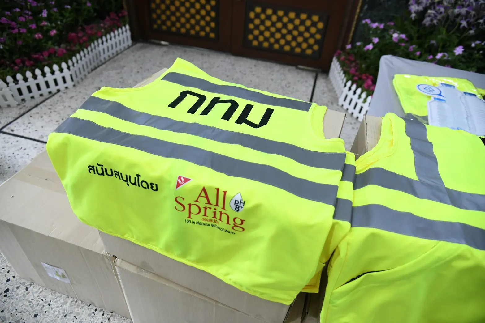 กทม. รับมอบเสื้อกั๊กสะท้อนแสงจากการรีไซเคิลขยะพลาสติกกว่า 600 ตัว มุ่งเพิ่มความปลอดภัยให้พนักงานกวาดถนน พร้อมรณรงค์คัดแยกขยะตั้งแต่ต้นทาง
